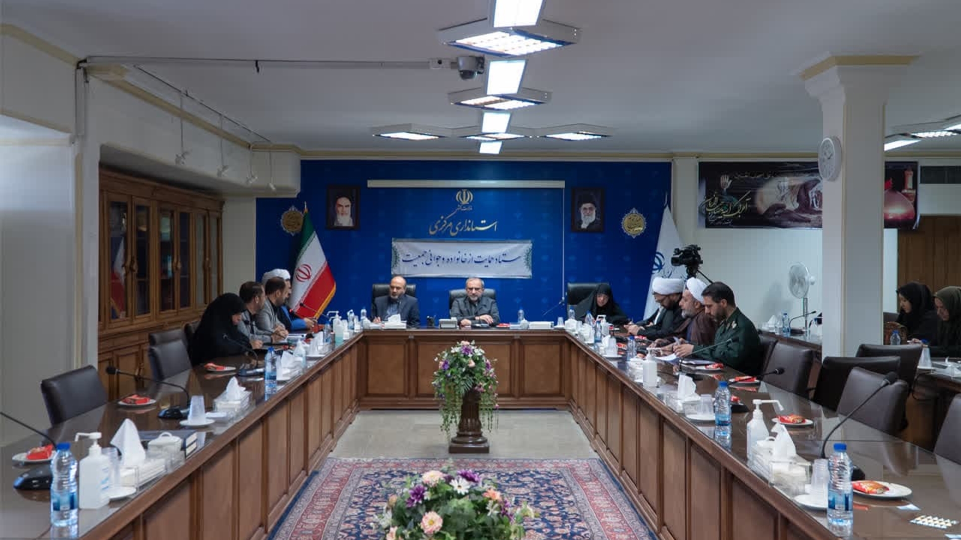 نشست کمیته گفتمان و تبلیغ ستاد حمایت از خانواده و جوانی جمعیت با حضور استاندار مرکزی، تعدادی از اعضای ستاد و فعالان مردمی حوزه جمعیت برگزار شد.

استاندار:
🔸باید با گفتمان‌سازی، تبلیغ و ترویج، موضوع جوانی جمعیت و اجرای قانون را دنبال کنیم البته مورد بحث فقط فرزندآوری نیست و در سایر شاخه‌ها از جمله درمان ناباروری، کاهش طلاق، کاهش سن ازدواج، کاهش سن بارداری و کاهش سقط نیازمند یک کار جدی با اهتمام همه‌ی دستگاه‌های مسئول و همراهی مردم هستیم.

🔸در استان مرکزی با محوریت ستاد حمایت از خانواده و جوانی جمعیت و همراهی ستاد مردمی از پیشنهادات اجرایی و ایده‌های خلاقانه در حوزه جوانی جمعیت حمایت خواهیم کرد.

مدیرکل دفتر امور بانوان و خانواده استانداری:
🔸با توجه به تأکید استاندار، چهار کمیته در راستای بررسی تخصصی قانون جوانی جمعیت و پیگیری اجرای آن، ذیل ستاد حمایت از خانواده و جوانی جمعیت استان مرکزی تشکیل شده است.

🔸ستاد حاکمیتی پشتیبان ستاد مردمی است و با توجه به اینکه در قانون جوانی جمعیت نیز دستگاه‌های مختلف به طور مستقیم یا غیرمستقیم با هم مرتبط هستند لذا باید همپوشانی ایجاد کنیم.

🔸یکی از اولویت‌ها در سند تحول استان مرکزی بحث جمعیت است که به این موضوع به صورت ویژه پرداخته خواهد شد.

🔹در این نشست گزارشی از اقدامات کمیته گفتمان و تبلیغ ستاد حمایت از خانواده و جوانی جمعیت استان ارائه و اعضا به ارائه پیشنهاداتی پرداختند.    ٠١-٠٦-١٤٠٢