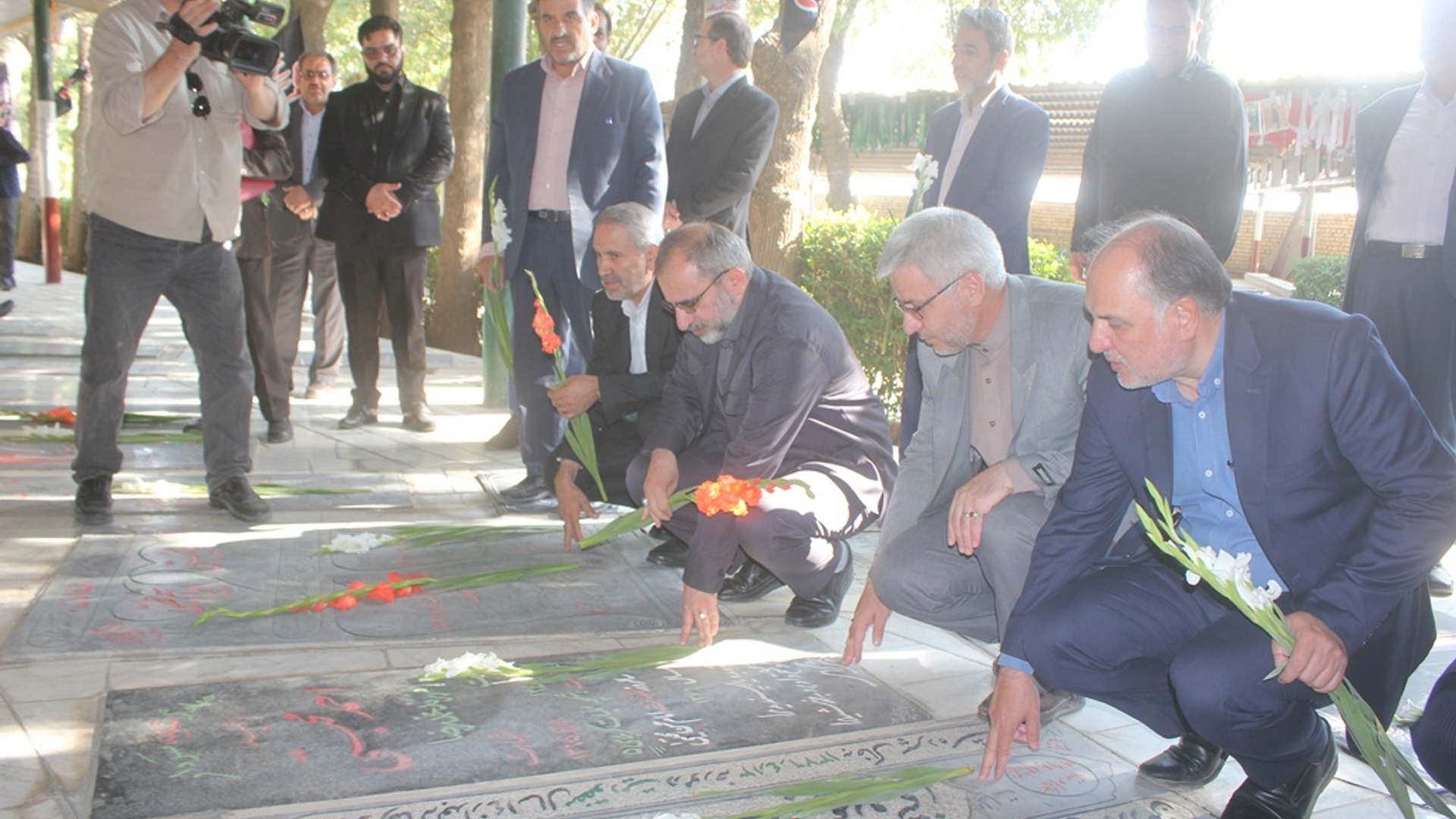 قبور مطهر شهدای شهر خمین بمناسبت هفته دولت گلباران شد