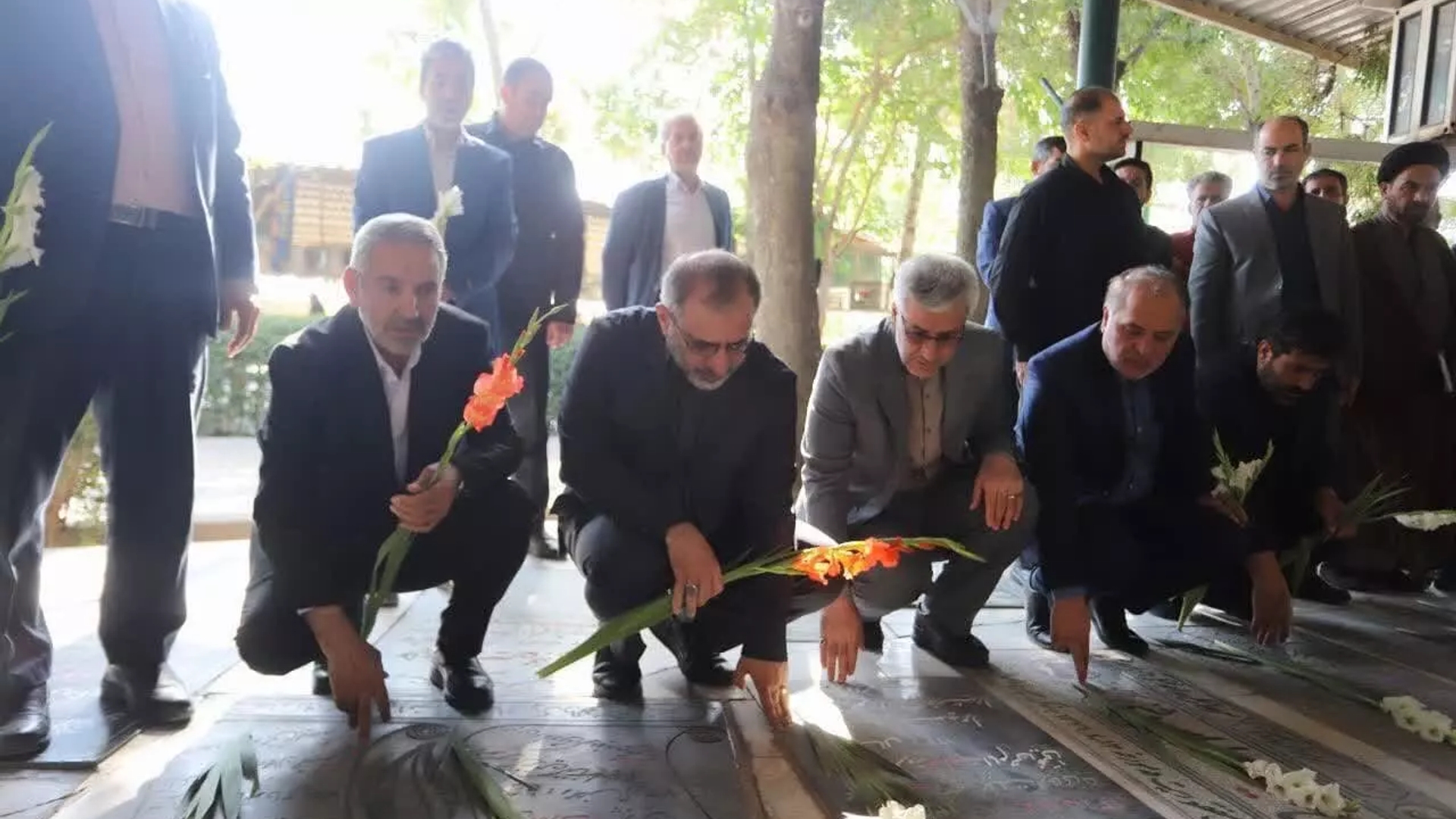 گلزار شهدای خمین با حضور استاندار مرکزی گلباران شد