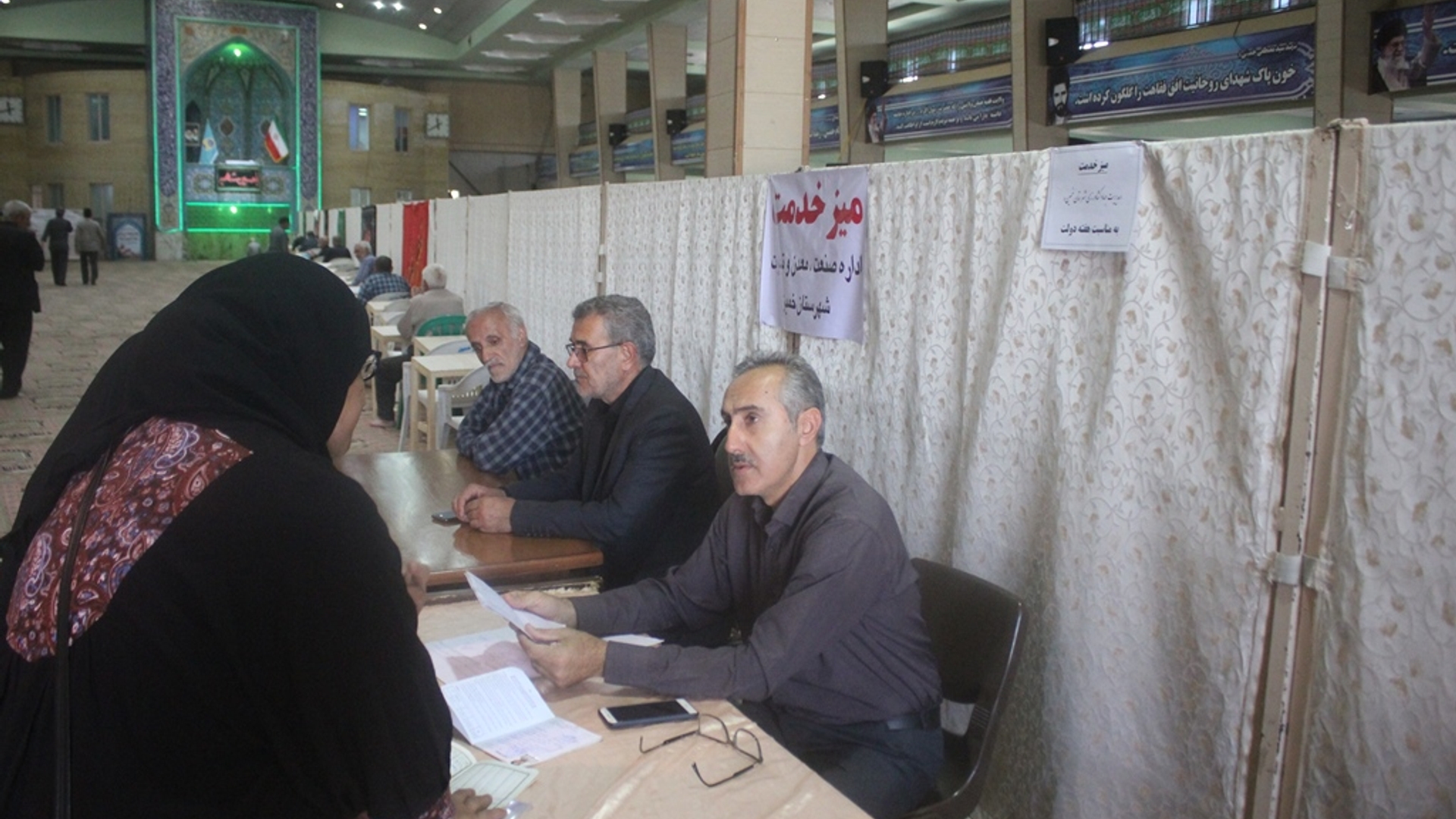 میز خدمت ادارات شهرستان در محل مصلی امام خمینی (ره) خمین برپا شد