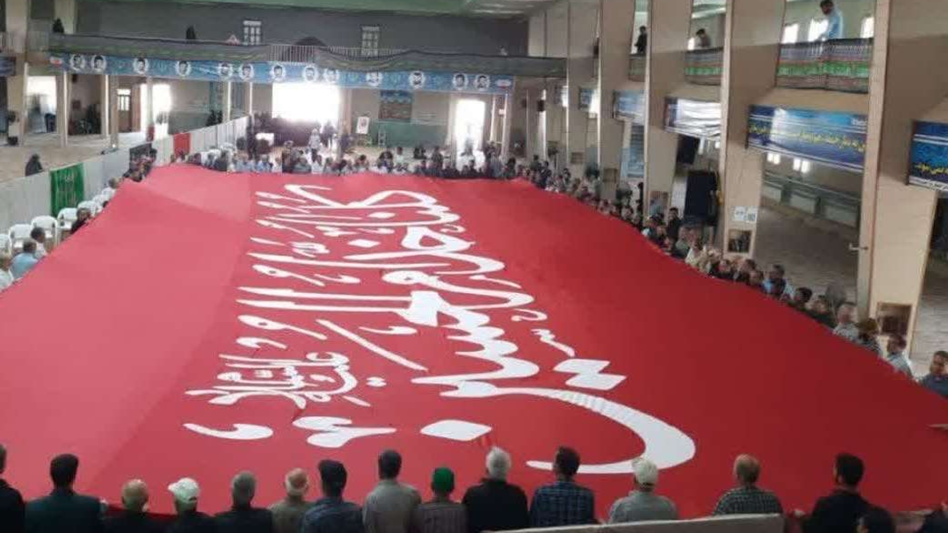 از بزرگترین ابر پرچم امام حسین (ع) در شهرستان خمین رونمایی شد