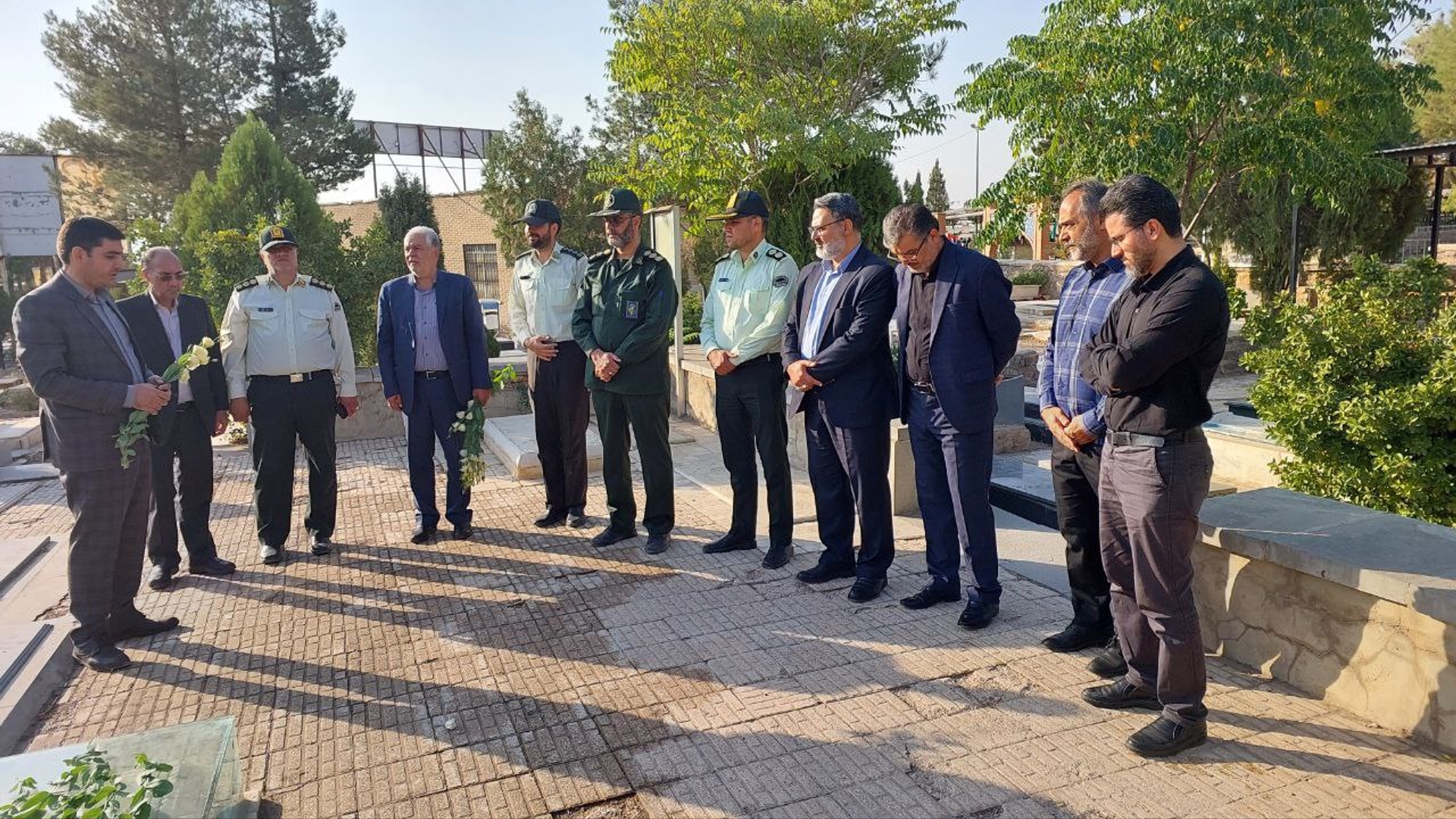 گلزار شهدای محلات با حضور سرپرست فرمانداری گلباران شد.