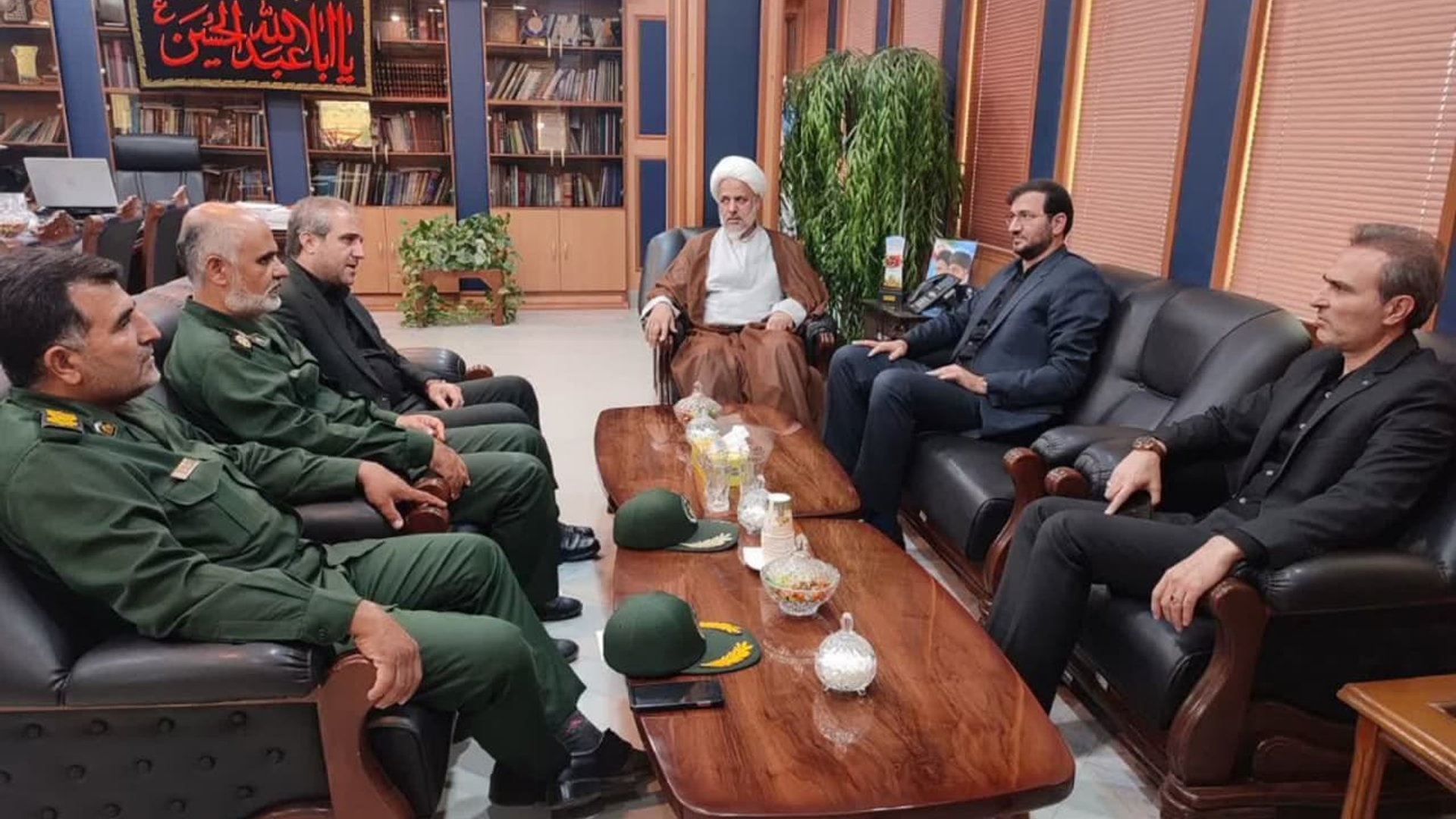 به مناسبت فرارسیدن هفته دولت حجت الاسلام رحیمی امام جمعه ساوه، شریفی رئیس دادگستری، سازنده دادستان عمومی و انقلاب، سرهنگ مهدی فرمانده ناحیه مقاومت بسیج و سرهنگ رنجبر جانشین فرمانده سپاه ساوه با مهدی الیاسی معاون استاندار و فرماندار ویژه شهرستان ساوه دیدار و گفتگو کردند.