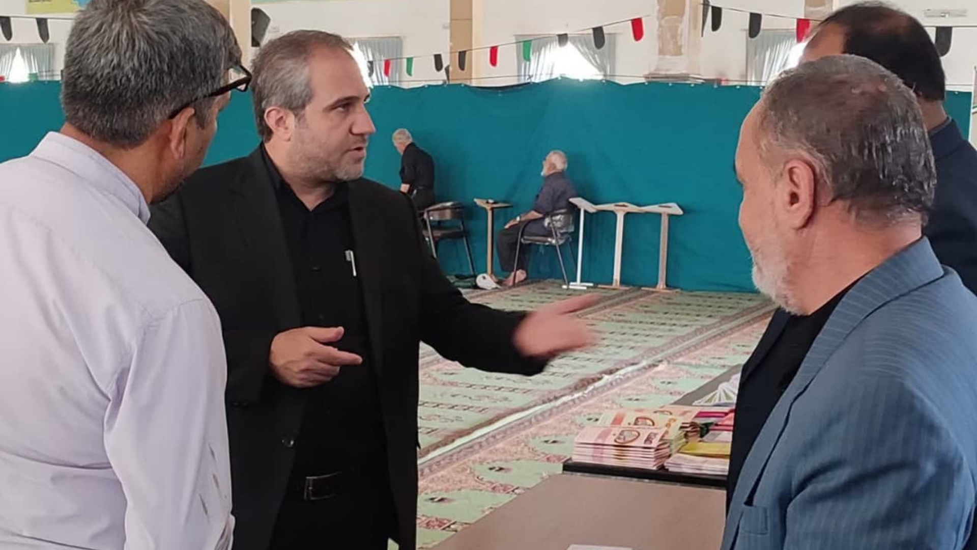 میز ارتباطات مردمی در میعادگاه نمازجمعه شهرهای ساوه، آوه، نوبران و غرق آباد