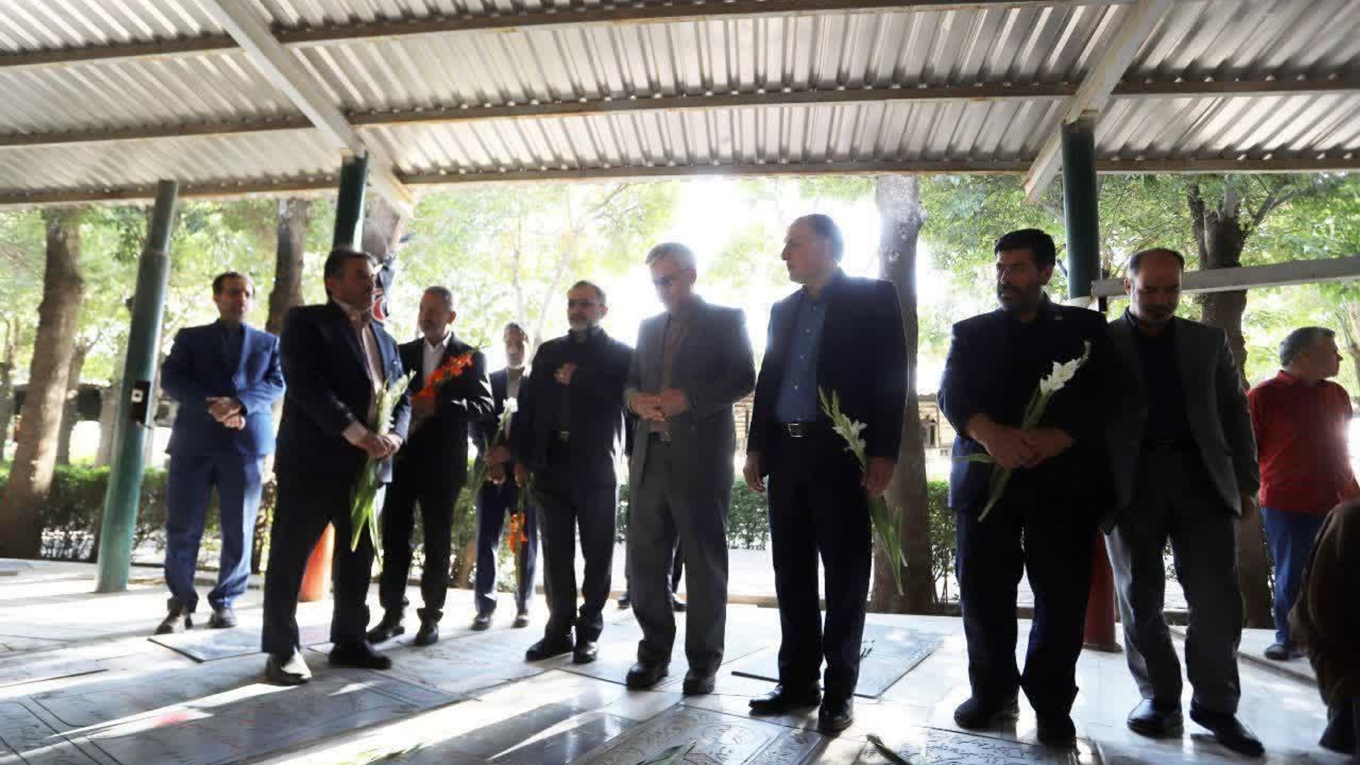 گلباران گلزار شهدای خمین با حضور استاندار مرکزی