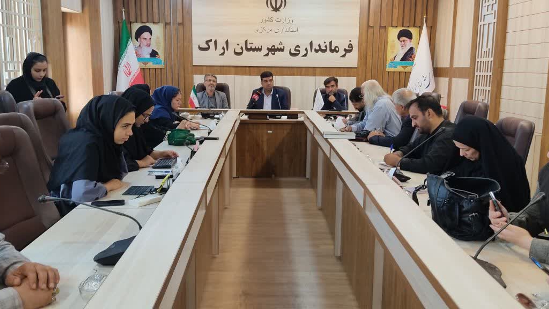 نشست خبری امیر هادی فرماندار شهرستان اراک به همراه معاونین وبخشداران تابعه به مناسبت هفته دولت در محل سالن جلسات فرمانداری اراک .