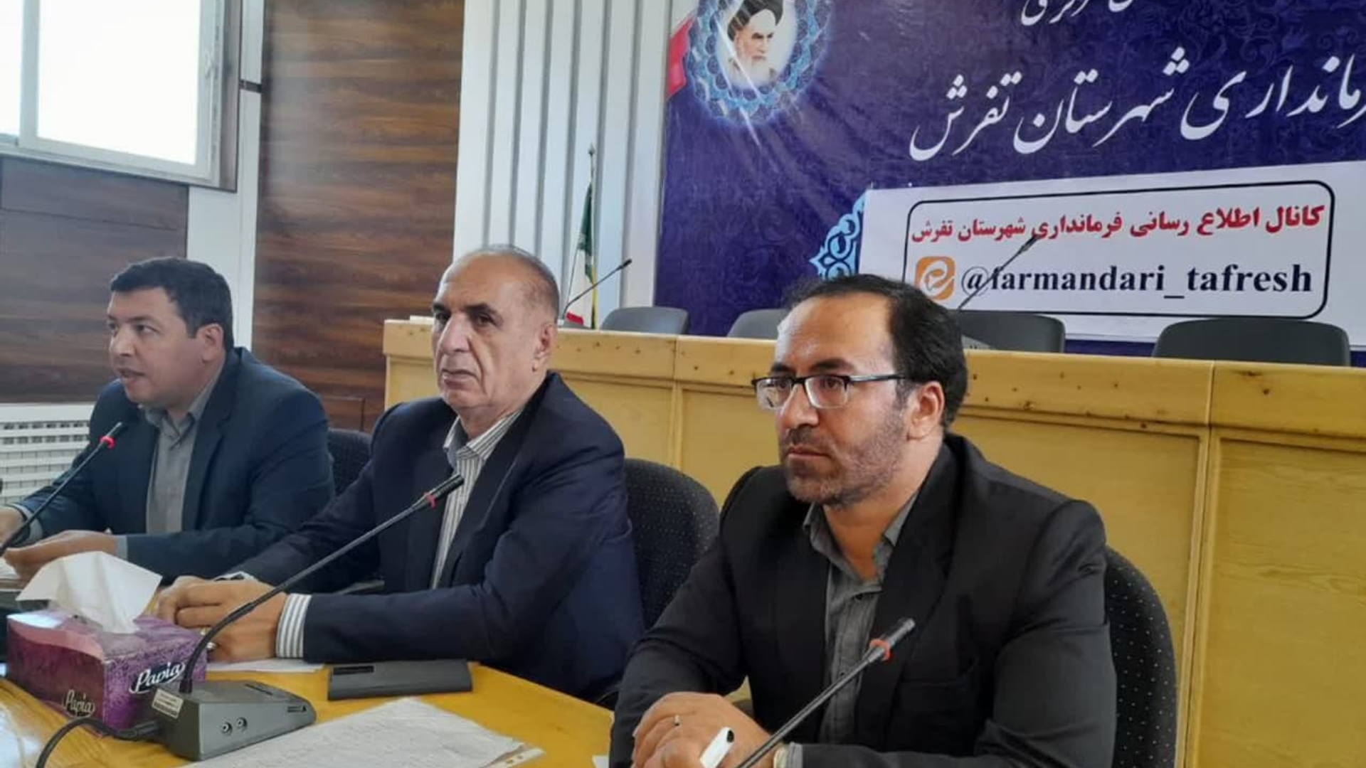 همایش دهیاران بخش مرکزی تفرش با حضور دکتراتابکی سرپرست فرمانداری تفرش، دکتر بیاتی نماینده مردم شریف تفرش، آشتیان و فراهان در مجلس شورای اسلامی، درودیان بخشدار مرکزی و دهیاران در سالن جلسات فرمانداری تشکیل و برگزار شد.