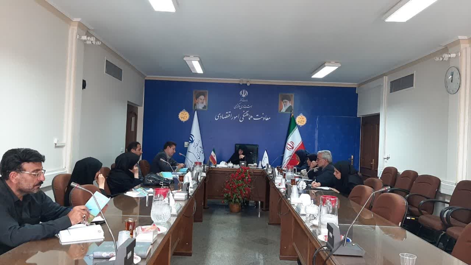 جلسه توانمند سازی واشتغال زایی بانوان عشایر با دستور کار بررسی راهکارهای کمک به اقتصاد خانواده و مشارکت در فعالیت های اقتصادی زنان عشایر به ریاست مفتح زاده مدیرکل دفتراموربانوان و خانواده استانداری و با حضور دستگاه های اجرایی مدعو در محل استانداری برگزار گردید .
یکشنبه ۵مرداد۱۴۰۲