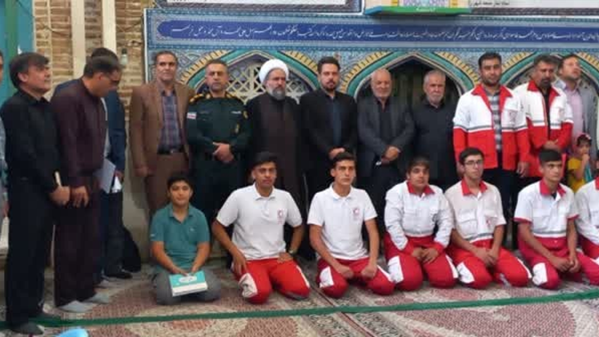 حضور میز خدمت ادارات مربوطه در مراسم نماز جمعه شهرستان زرندیه شهر زاویه