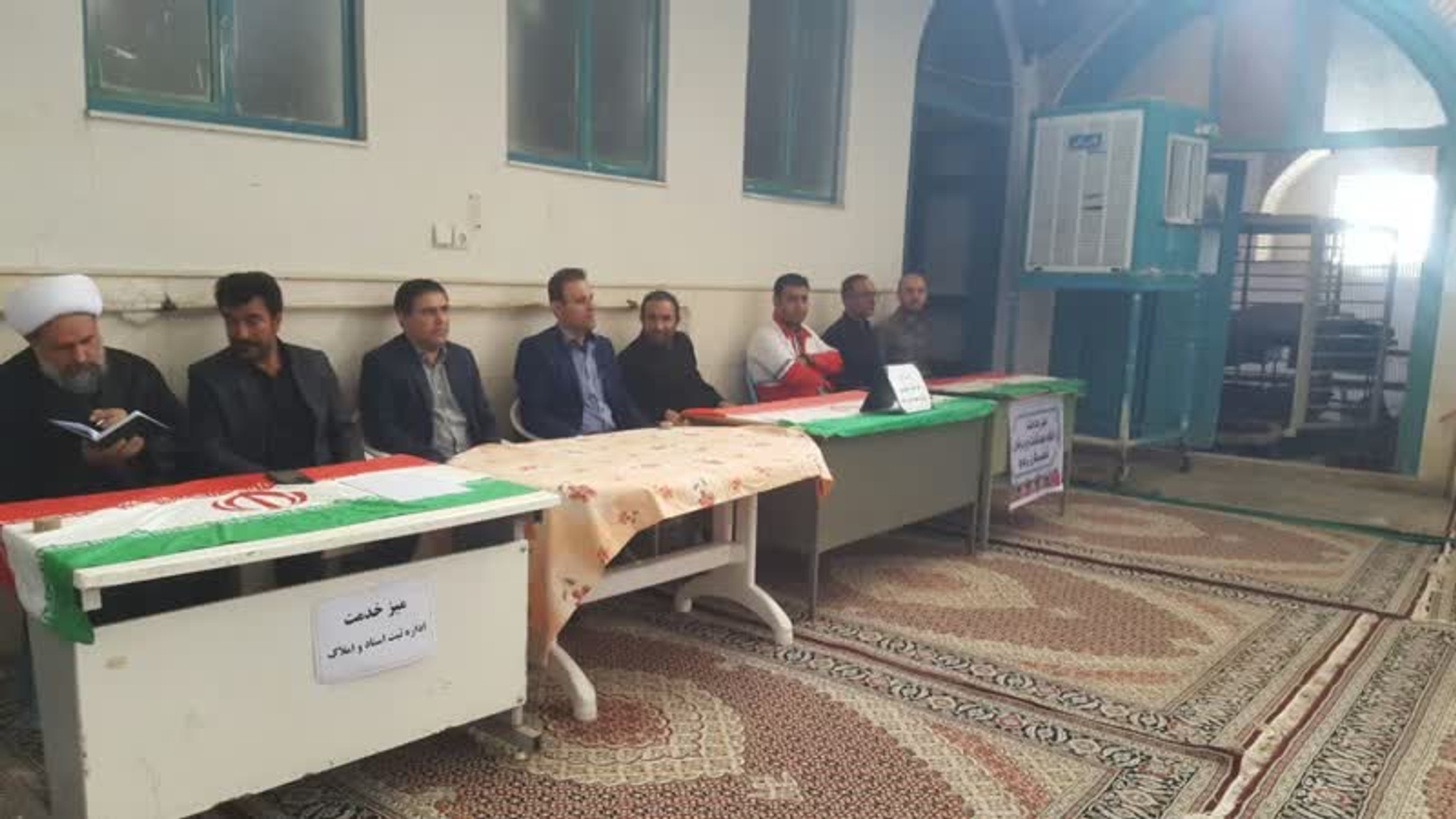 میز خدمت ادارات مربوطه در مراسم نماز جمعه شهرستان زرندیه شهر زاویه