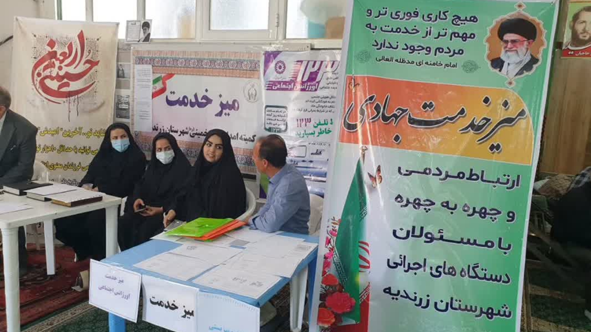 میز خدمت ادارات مربوطه در مراسم نماز جمعه شهرستان زرندیه شهر پرندک