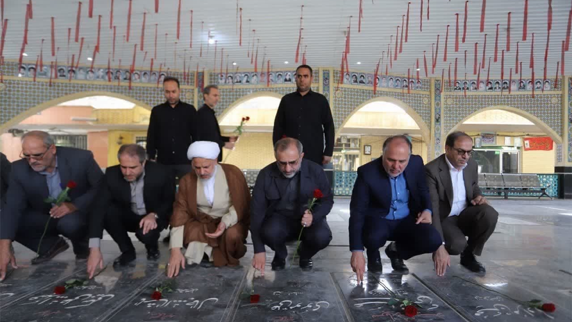 گلزار شهدای شهرستان ساوه با حضور استاندار مرکزی گلباران شد