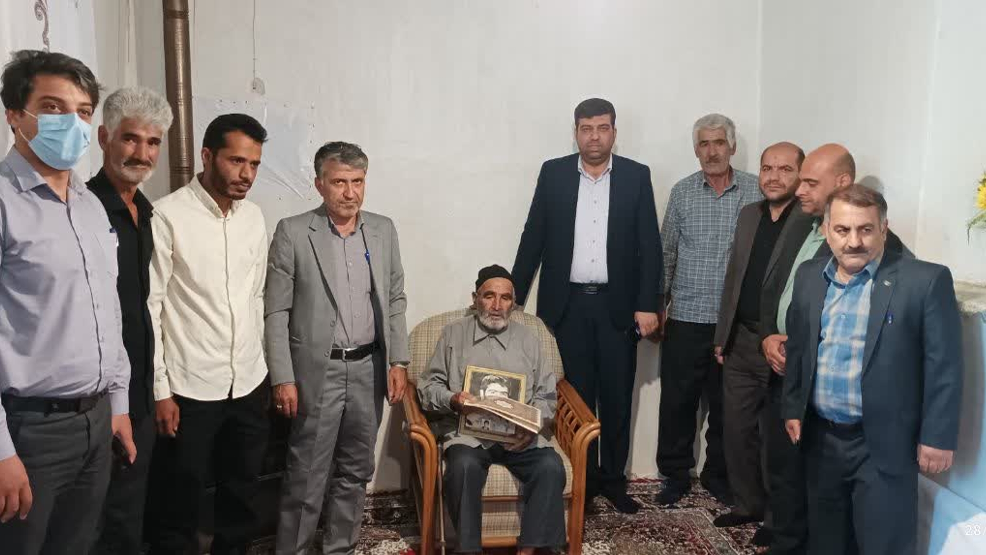 ادای احترام به خانواده معظم شهداء در شهر داودآباد