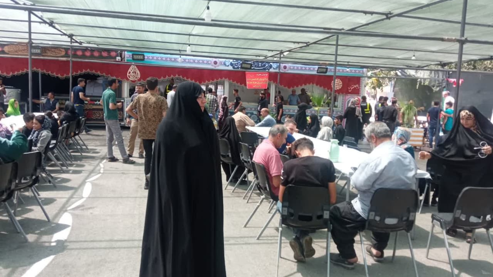 بازدید مفتح زاده مدیر کل دفتر امور بانوان و خانواده استانداری  از موکب  های اربعین ، در آستانه فرارسیدن اربعین حسینی  و نحوه  خدمات رسانی آنها به  زائرین  به ویژه  بانوان .   ٠٧-٠٦-١٤٠٢