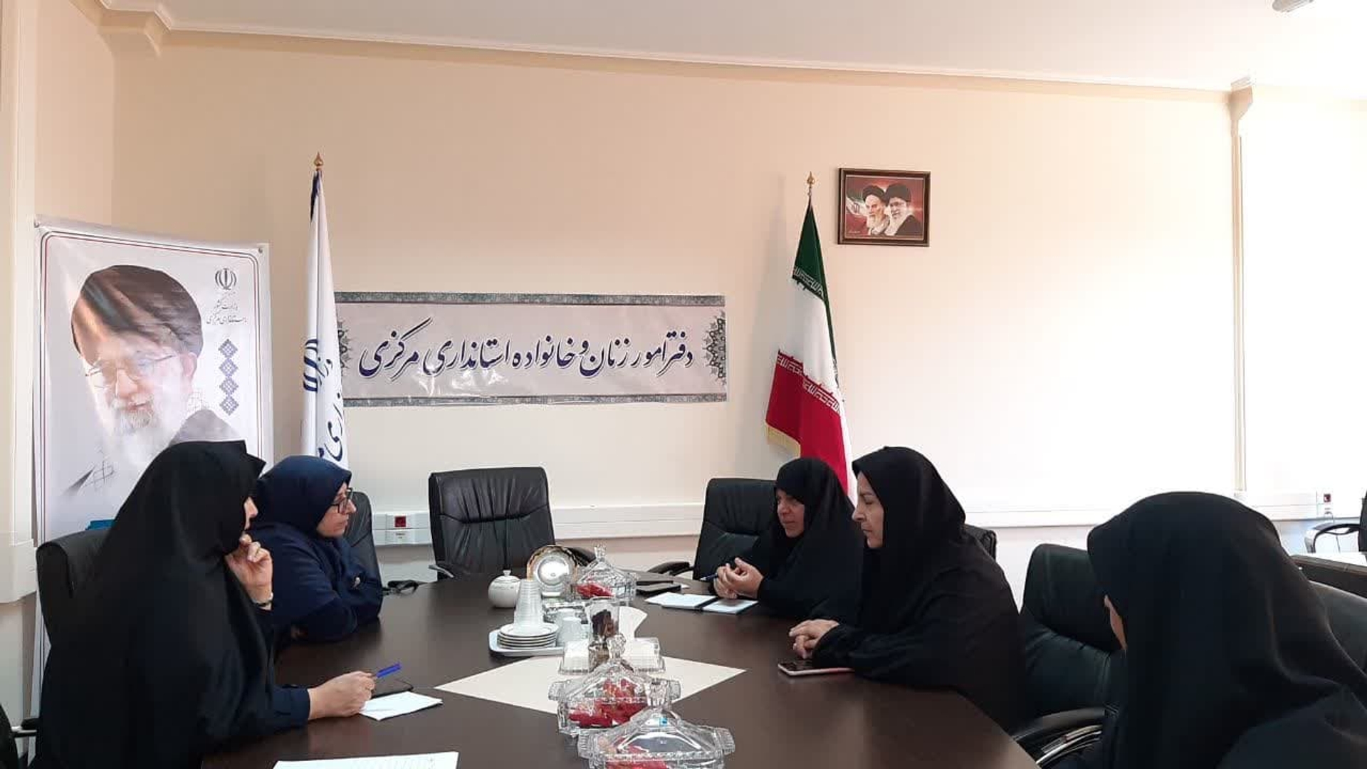 جلسه  هسته هم اندیشی  هیات  اندیشه ورز بانوان پیرامون کمیته بانوان اربعین و فعالیت هیات دختران فاطمی ( علیها سلام) و رویداد عطرا ٢ و پویش  کمک به زندانیان زن جرائم غیر عمد به ریاست  مفتح زاده مدیر کل دفتر امور بانوان استانداری  وبا  حضور سایر اعضا  درمحل دفتر امور بانوان و خانواده برگزار گردید .  ٠٩-٠٦-١٤٠٢