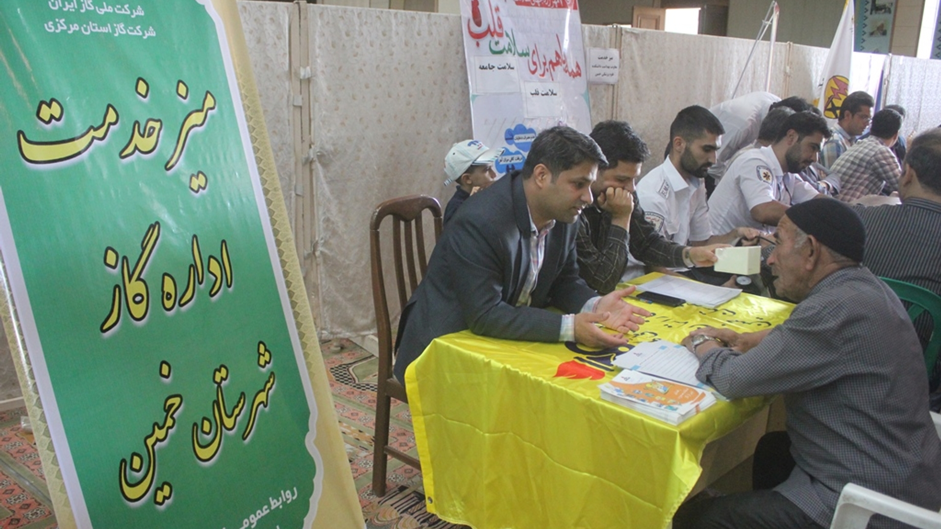 میز خدمت ادارات شهرستان در مصلی امام خمینی (ره) خمین برپا شد