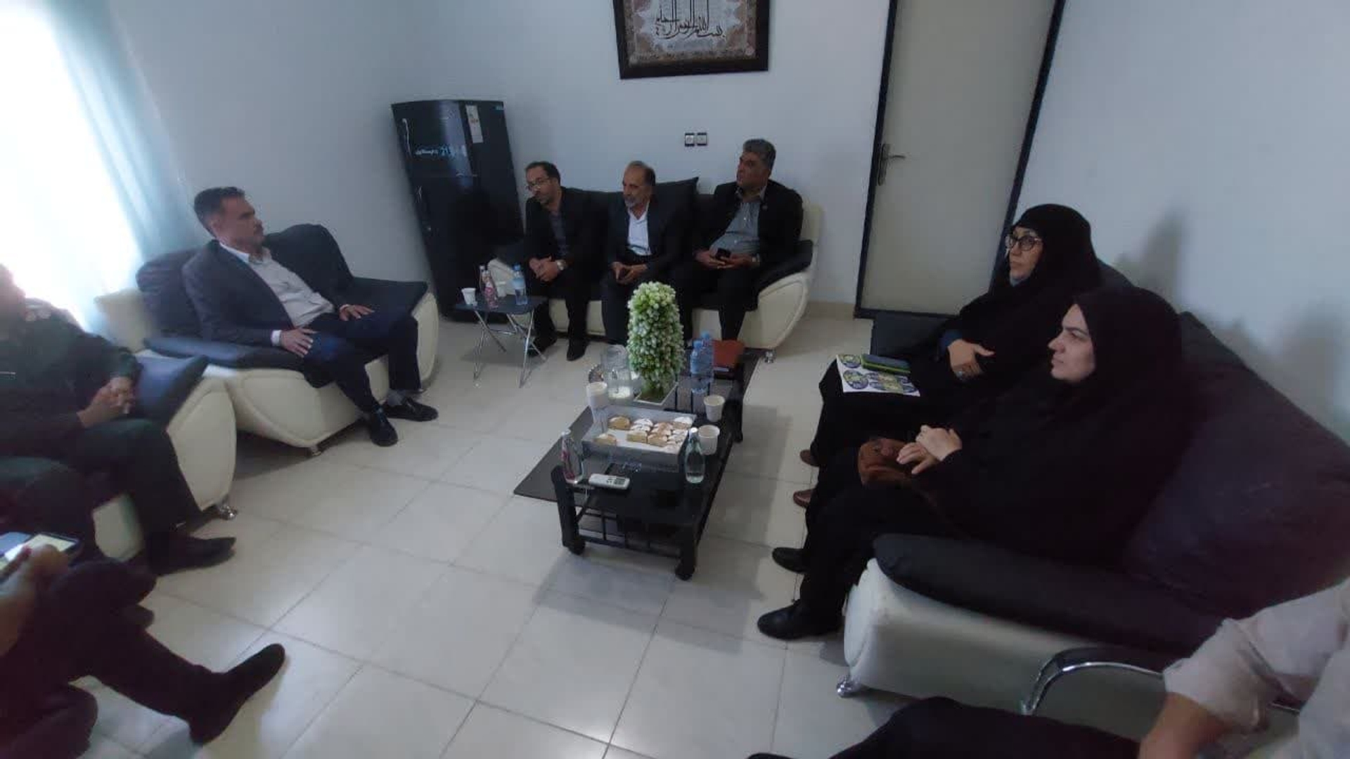 جواد اتابکی سرپرست فرمانداری شهرستان تفرش، سرهنگ پاسدار هاشمی جانشین سپاه شهرستان، مشهدی مشاور نماینده مردم شریف  شهرستانهای تفرش، آشتیان و فراهان در مجلس شورای اسلامی، نظریان رئیس تعاون، کار و رفاه اجتماعی، رجبی مدیر اداره صنعت، معدن و تجارت و کارشناسان فرمانداری از کارخانه لبنیات کوهپناه بازدید کرد.