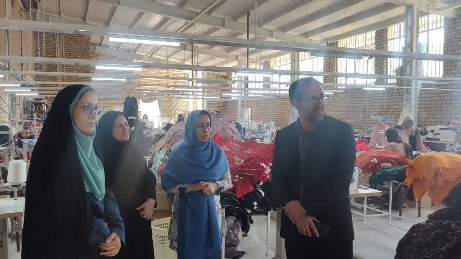 جواد اتابکی سرپرست فرمانداری شهرستان تفرش به همراه جمعی از مسئولین از کارخانه تولیدی پوشاک کانال هشت بازدید کرد و از ظرفیت ها و مشکلات این کارخانه تولیدی مطلع شدند.