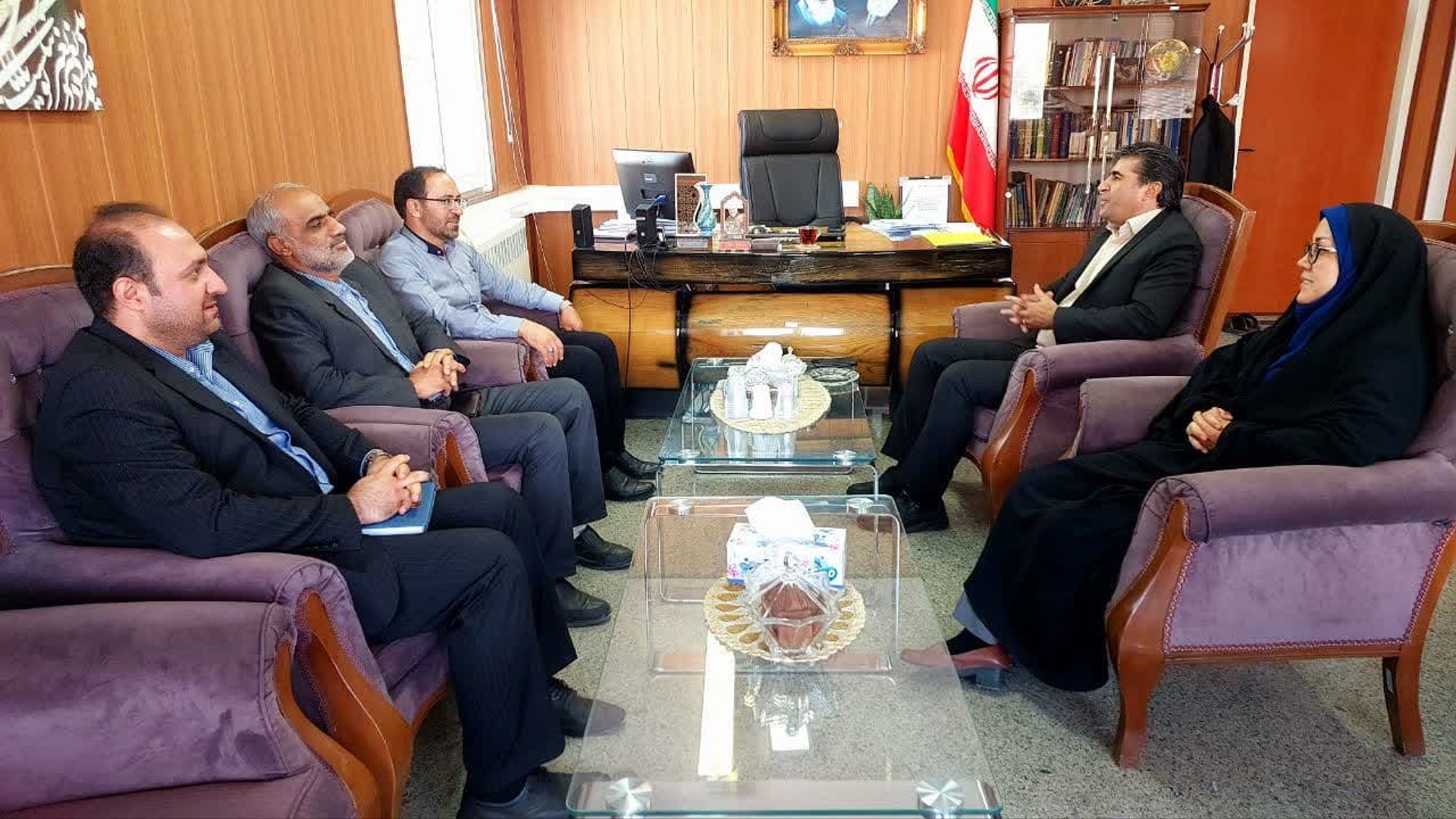 اعضای شورای شهر تفرش با جواد اتابکی سرپرست فرمانداری شهرستان تفرش در دفتر فرمانداری دیدار و گفت‌وگو کردند.