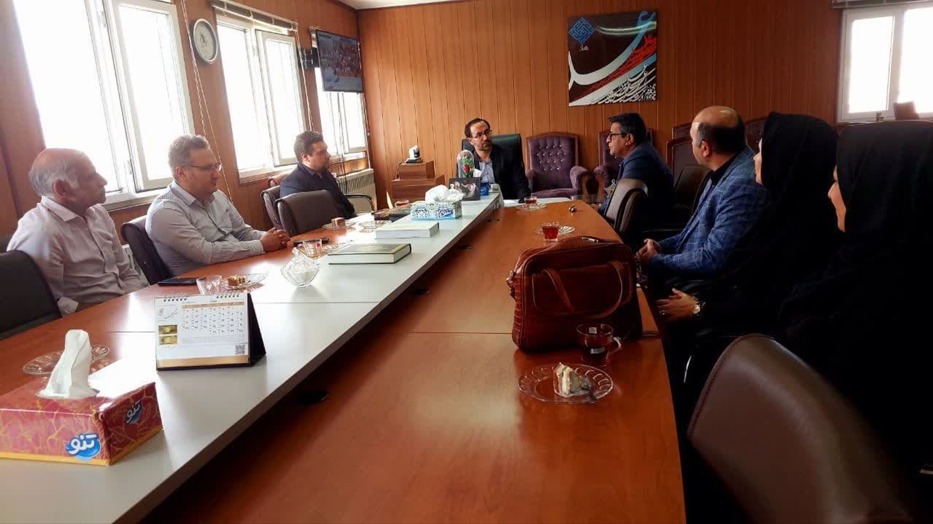 دکتر زیلابی رئیس شبکه بهداشت به همراه تعدادی از کارکنان و مسئولین بیمارستان والفجر با جواد اتابکی #فرماندار شهرستان تفرش در دفتر فرمانداری دیدار و گفتگو کرد.