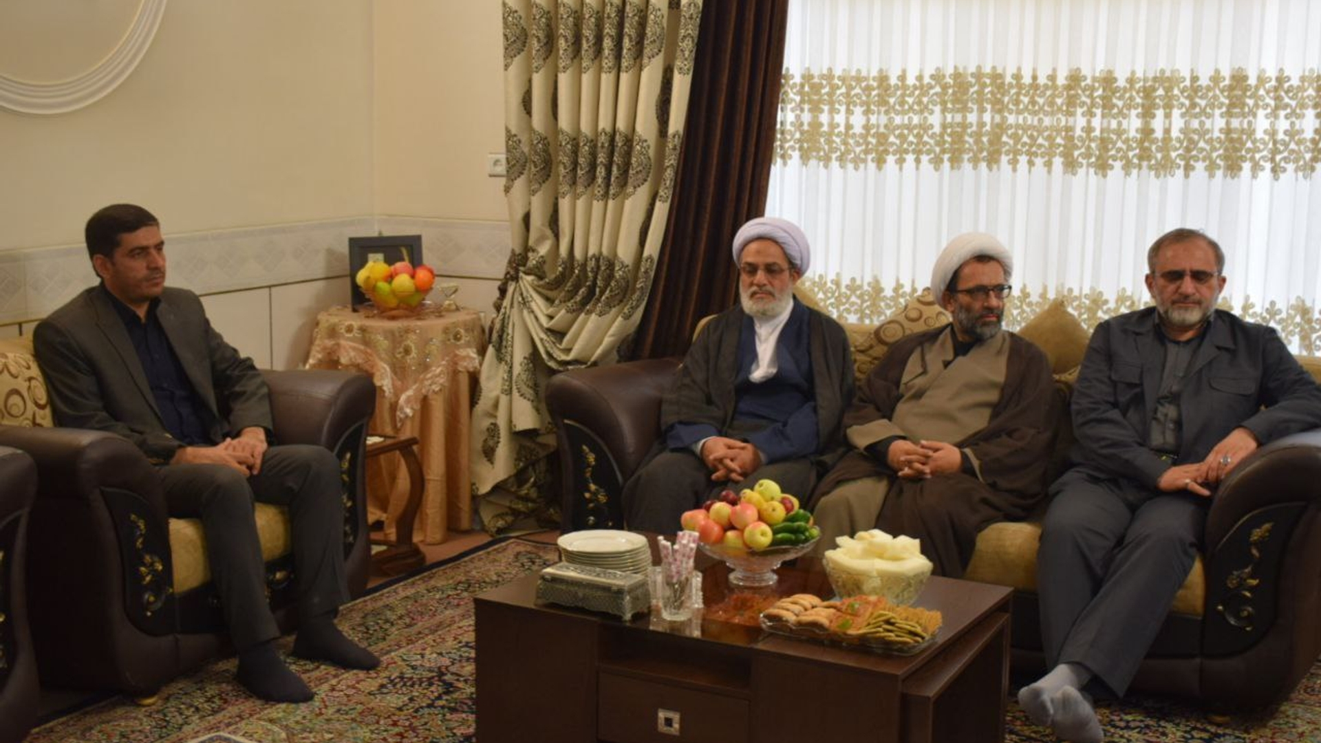 دیدار استاندار مرکزی با خانواده شهید ابوالفضل نظارت