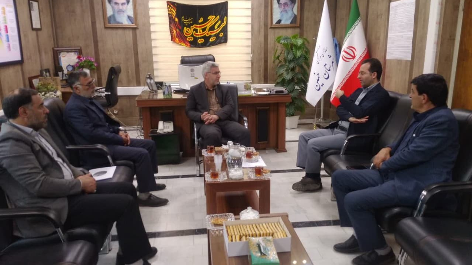 نشست مدیر کل دفتر امور روستایی و شوراهای استانداری با فرماندار شهرستان خمین برگزار شد.