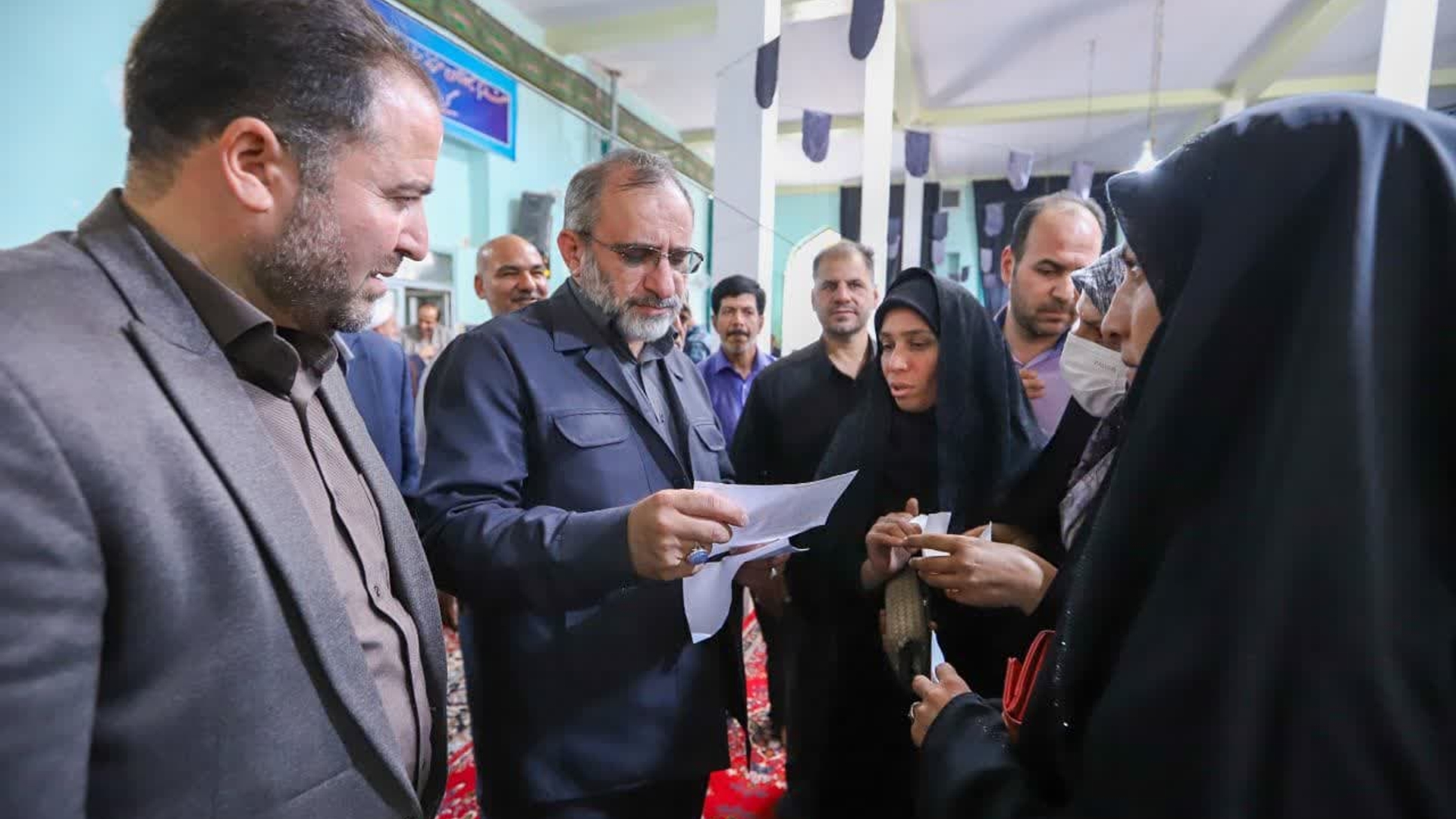 به مناسبت هفته دولت و با حضور استاندار مرکزی میز خدمت دستگاه‌های اجرایی در شهر جاورسیان برپا شد.