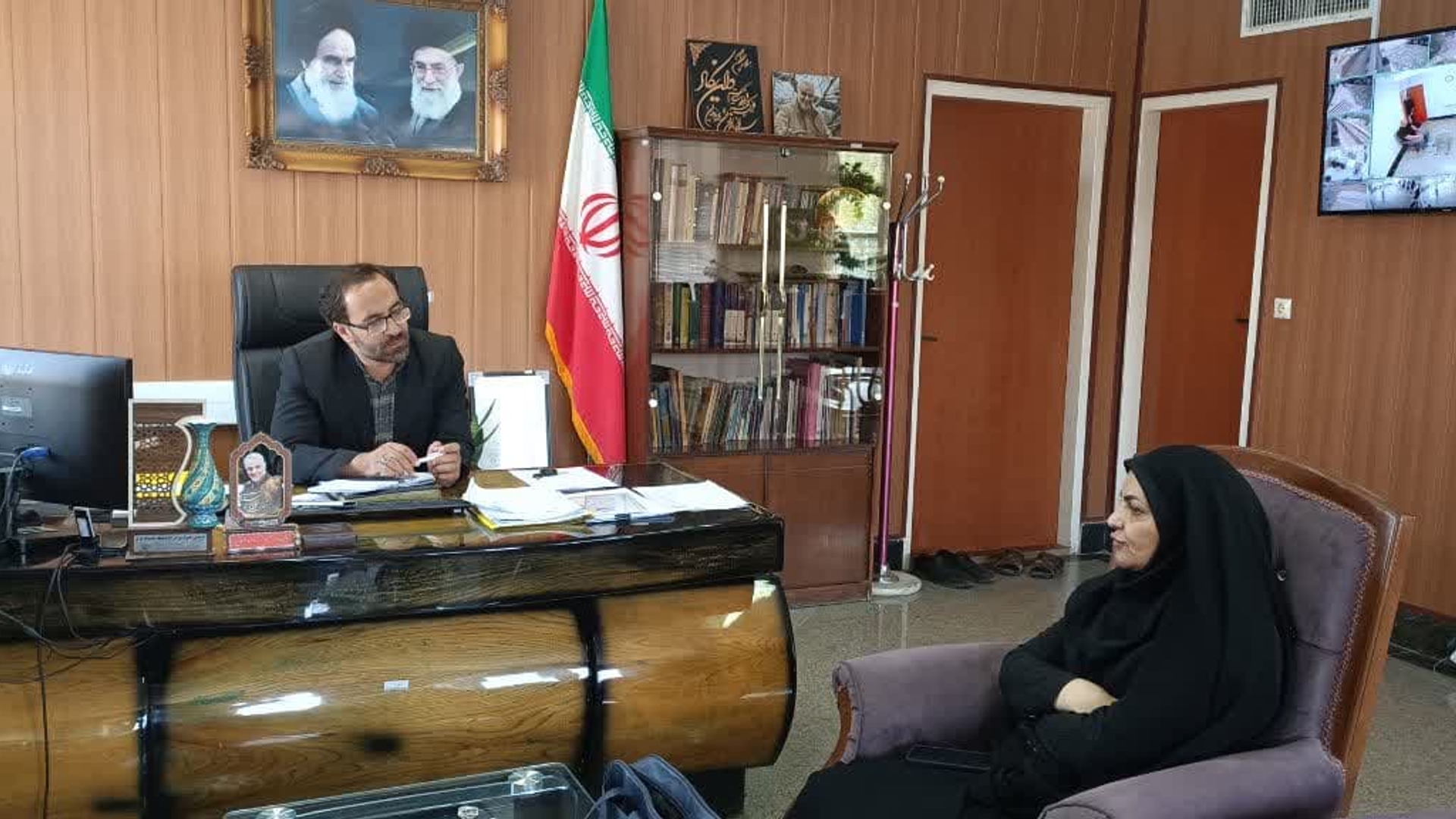 بیاتی رئیس اداره ثبت اسناد با حضور در محل فرمانداری با جواد اتابکی سرپرست فرمانداری تفرش دیدار و گفتگو نمودند.