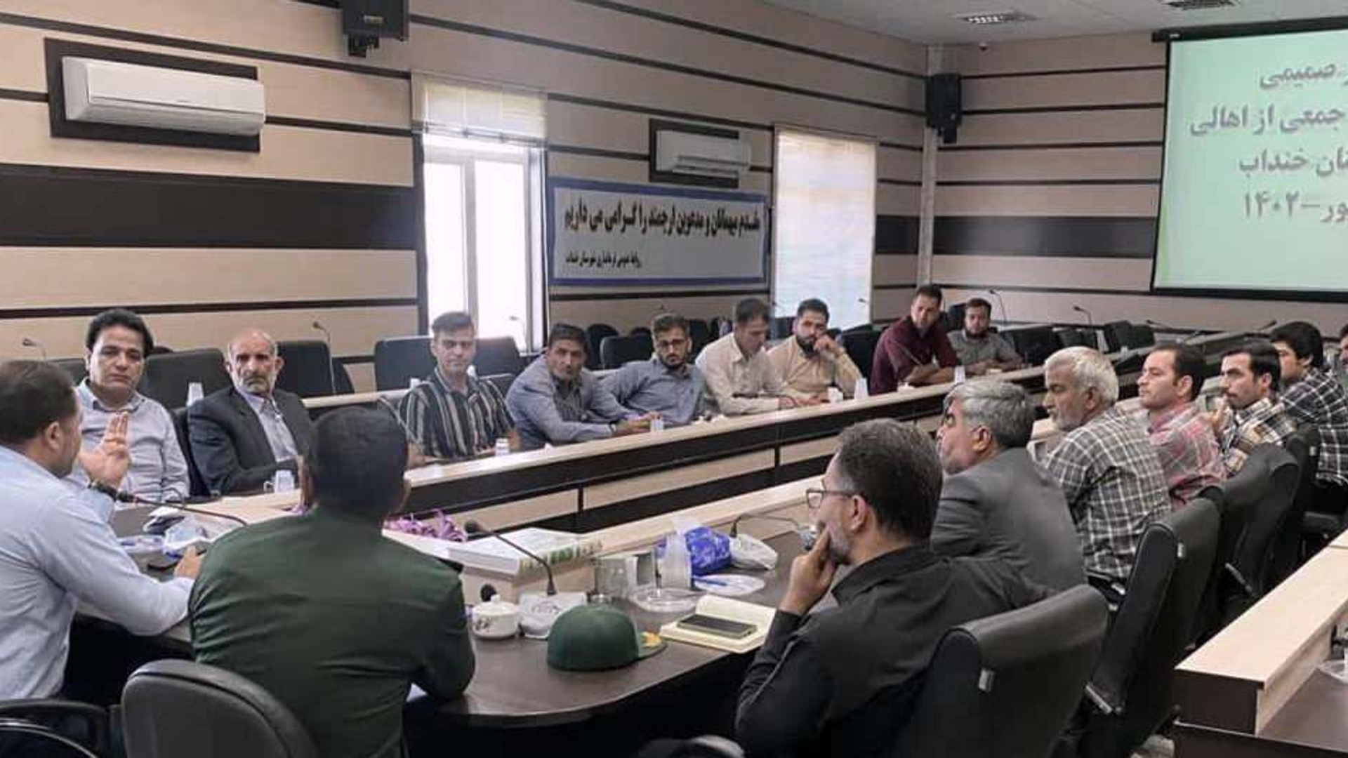 "دیدارجمعی ازفعالین اجتماعی و رسانه ای شهرستان خنداب با فرماندار بمناسبت بزرگداشت هفته دولت"