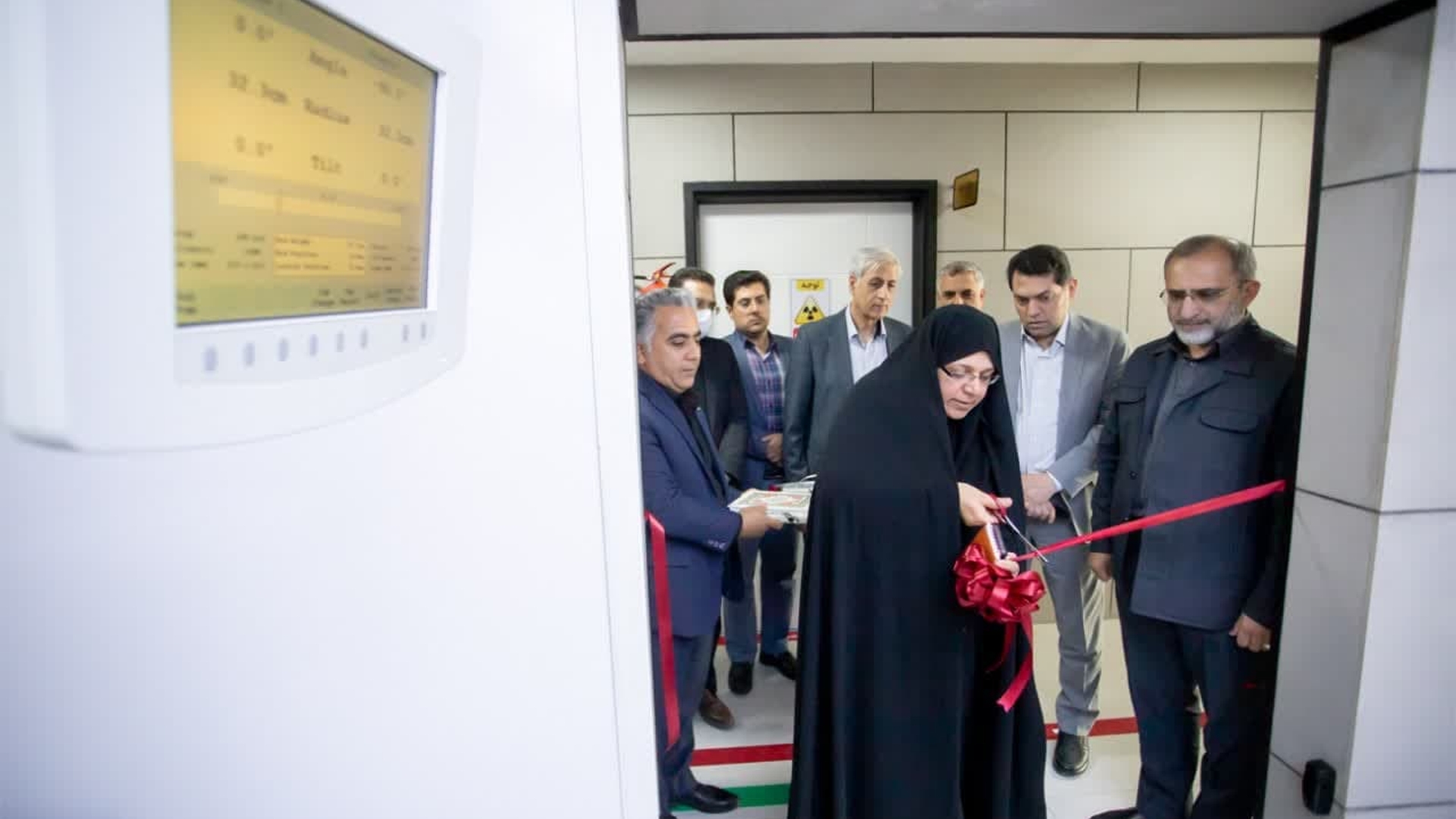 درمان ناباروری در سیاست‌های کلی جمعیت دارای جایگاه بسیار مهمی است- هم‌افزایی برای درمان زوجین نابارور در استان مرکزی 

🔹استاندار مرکزی عصر شنبه «۱۸ شهریور ماه» به اتفاق جمعی از مدیران استانی از جمله مدیرکل دفتر اموربانوان وخانواده استانداری با حضور در بیمارستان سینا اراک ضمن افتتاح مرکز ماموگرافی و پزشکی هسته‌ای این بیمارستان از مرکز درمان ناباروری «رستاک» بازدید کرد.

مخلص الائمه، استاندار:
🔸در بحث درمان ناباروری در تلاش هستیم هماهنگی و هم افزایی لازم را بین بخش‌های مختلف درمان ناباروری در سطح استان اعم از بخش دولتی، خصوصی، جهاد دانشگاهی و همچنین خیرین ایجاد کنیم.

🔸در اجرای سیاست‌های کلی مرتبط با بحث جمعیت، موضوع درمان ناباروری جایگاه بسیار مهمی دارد و خانواده‌های فراوانی با این معضل مواجه هستند که تمایل دارند با طی مراحل درمانی مشکل را برطرف کنند.

🔸 مرکز درمان ناباروری بیمارستان سینا(رستاک) در حوزه درمانی موفقیت‌های خیلی خوبی داشته که از این اقدامات تشکر می‌کنیم و امیدواریم با کمک بخش دولتی و مرکز خیریه درمان ناباروری استان در زیرمجموعه جهاد دانشگاهی بتوانیم گام‌های بلند و مؤثری برای درمان زوجینی که تمایل به فرزندآوری دارند برداریم.   ١٨-٠٦-١٤٠٢