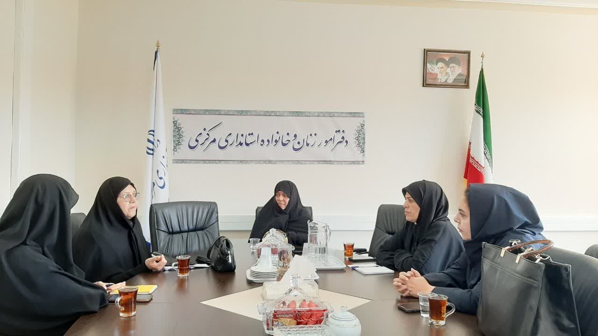 جلسه بررسی وضعیت آرایشگاههای بانوان درسطح شهراراک به ریاست مفتح زاده مدیرکل دفترامور بانوان و خانواده استانداری و با حضور رئیس اتحادیه صنف آرایشگران بانوان و سایراعضا درمحل دفتر امور بانوان و خانواده  تشکیل شد .  ٢٢-٠٦-١٤٠٢