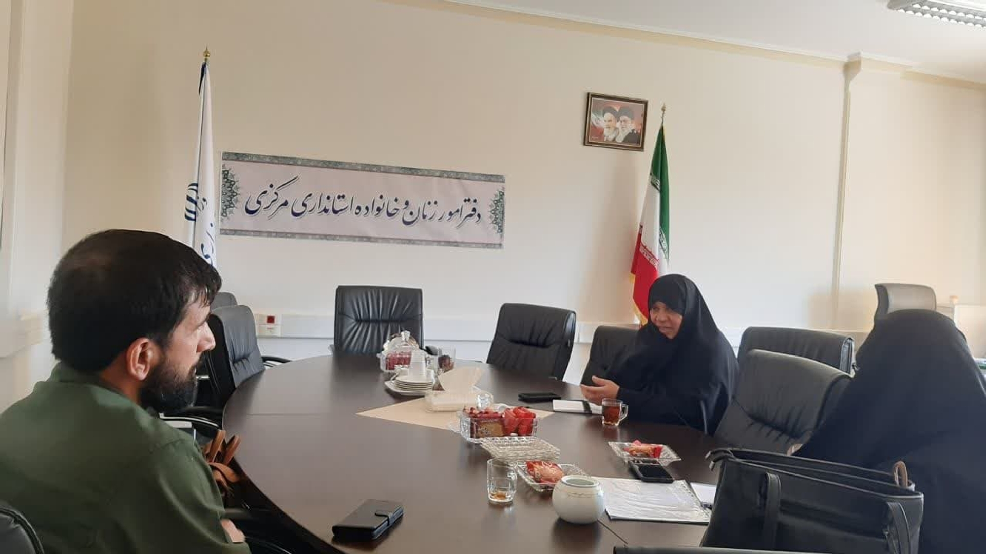 نشست مفتح زاده مدیرکل دفتراموربانوان و خانواده استانداری با فرماندهی سپاه ناحیه اراک به منظور برنامه ریزی تکریم بانوی جانباز ٧٠ درصد دفاع مقدس استان مرکزی مستقر دراراک درمحل دفترامور بانوان و خانواده استانداری  تشکیل گردید  .  ٢٠-٠٦-١٤٠٢