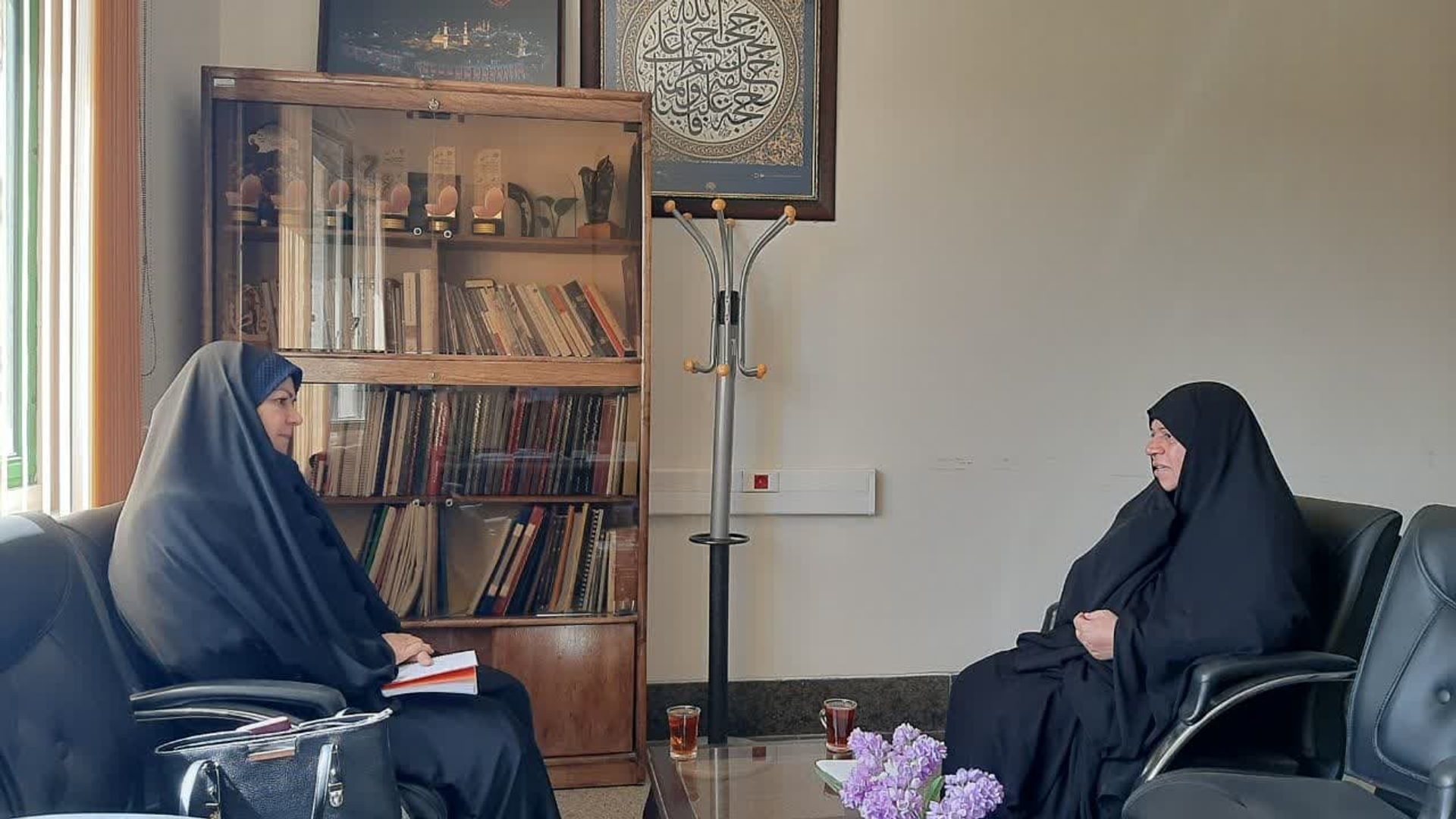 نشست مفتح زاده مدیر کل دفتر اموربانوان و خانواده استانداری  مرکزی با خانم منصوری مسئول مجمع خیرین انتقال خون پیرامون راهکارهای تعامل و همکاری بین دفترامور بانوان  و خانواده و مجمع خیرین انتقال خون و بررسی راهکارهای  تشویق  بانوان به امرخداپسندانه اهدای خون  درمحل دفتر امور بانوان  برگزارشد  .٢٦-٠٦-١٤٠٢