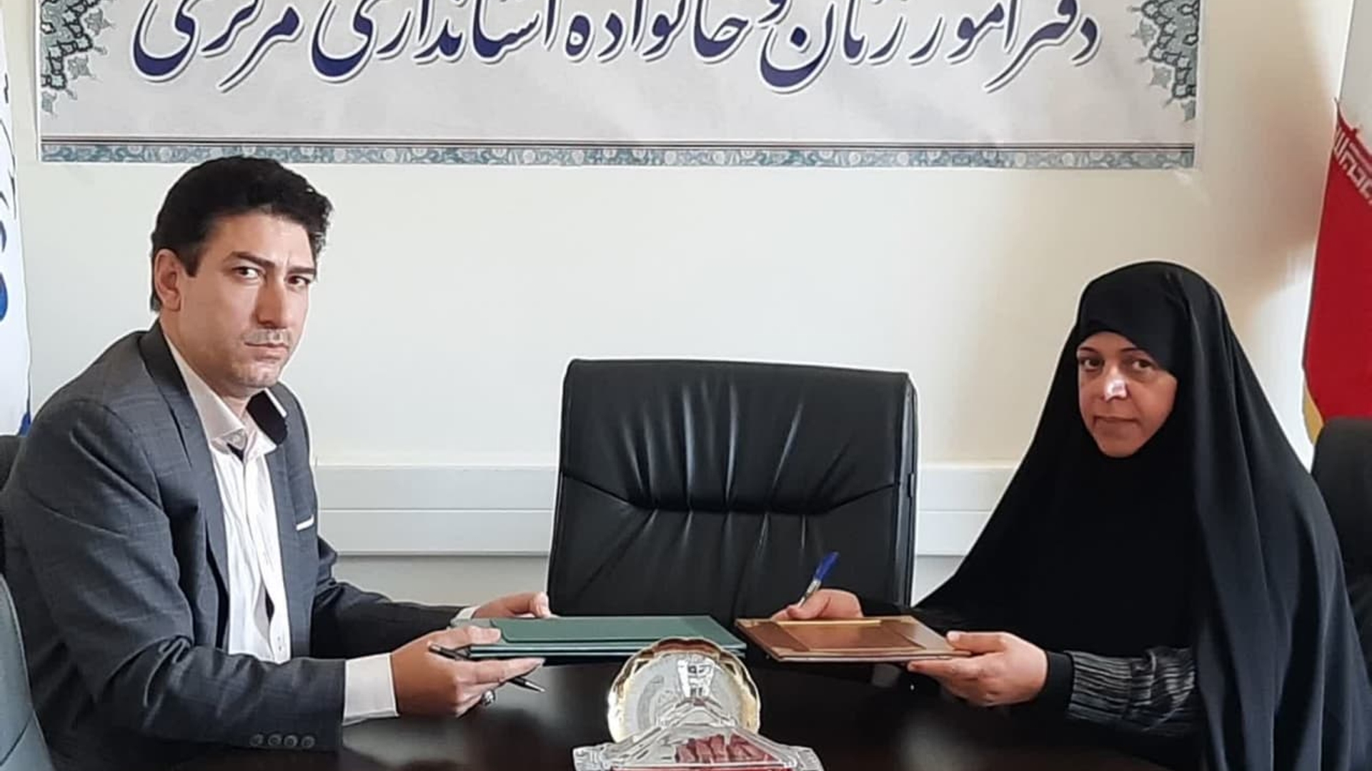 دیدار مفتح زاده مدیر کل دفتر امور بانوان استانداری با آقای نظامی مدیر کل اداره امور عشایر استان با هدف امضای  تفاهم نامه همکاری بین دفترامور بانوان و خانواده استان و اداره امور عشایر استان در محل دفتر امور بانوان  .   ٢٦-٠٦-١٤٠٢