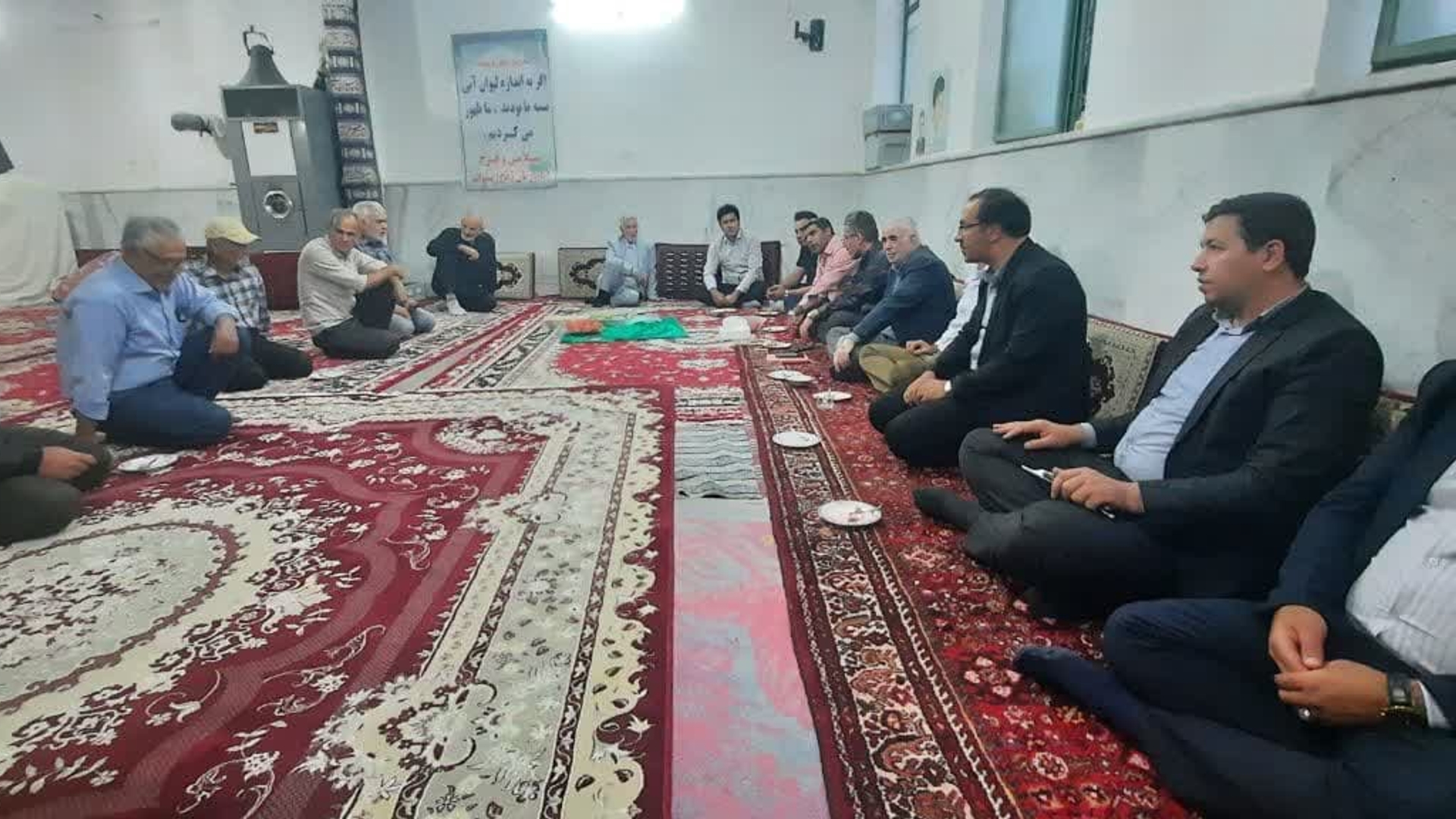 در ادامه دهگردشی امروز دکتر اتابکی سرپرست فرمانداری و درودیان بخشدار مرکزی  مدیر جهاد کشاورزی، مدیر منابع طبیعی، مدیر راهداری و حمل و نقل جاده‌ای، مدیر منابع آب و مدیر آب و فاضلاب شهرستان با حضور در روستای #فریسمانه با اهالی این روستا دیدار و از نزدیک در جریان مشکلات روستا قرار گرفتند.