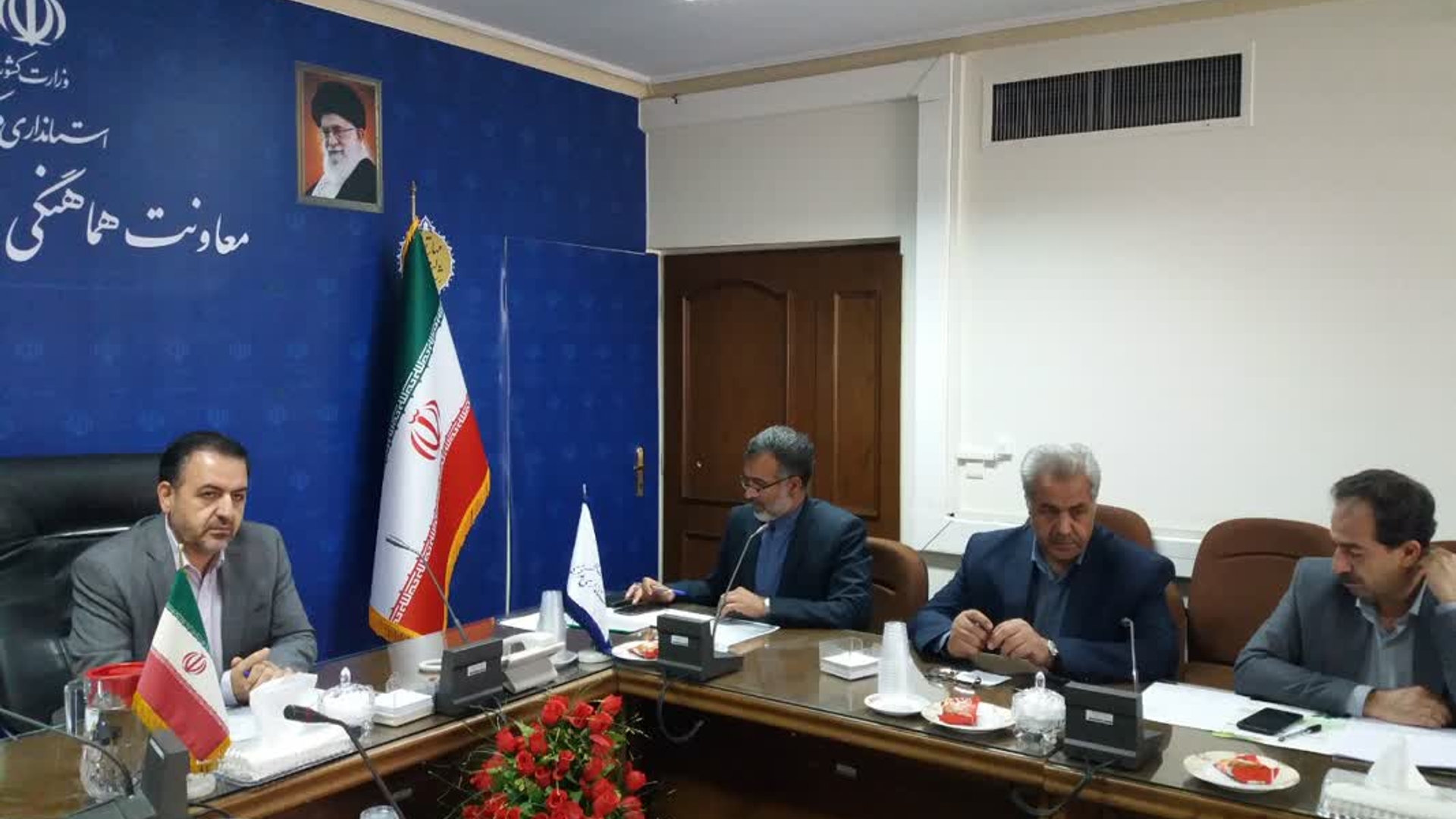 .نظارت برعرضه وقیمت محصولات بازار ایام ابتدای مهر ماه با جدیت بیشتر صورت پذیرد.
جلسه کمیته اقدام مشترک تنظیم بازار استان به ریاست میرزاخانی معاون هماهنگی امور اقتصادی وتوسعه منطقه ای وبا حضور اعضای مرتبط برگزار گردید.
در این جلسه آخرین شرایط مرتبط با نظارت بر بازار ایام ابتدای مهر ماه همزمان با بازگشایی مدارس اعم از کیف ،کفش،لوازم تحریر ،پوشاک وسرویس مدارس مورد بررسی قرار گرفت ومقرر شدبا محوریت تعزیرات حکومتی استان ومشارکت اداره کل صمت واتاق اصناف نظارت بر عرضه محصولات مرتبط با جدیت تمام صورت گیرد.
همچنین آخرین شرایط عرضه گوشت قرمز ومرغ در بازار از نظر حجم وقیمت آن مورد بررسی قرار گرفت ومقرر شد بانگاه به منافع عموم مردم ومصرف کننده قیمت ها موردتجدید نظر قرار گرفته ونظارت لازم صورت گیرد واز ورود گوشت مرغ درصورت تعدیل قیمت به نفع مصرف کننده ممانعت بعمل نیاید.
چهار شنبه ۱۴۰۲-۰۶-۲۹