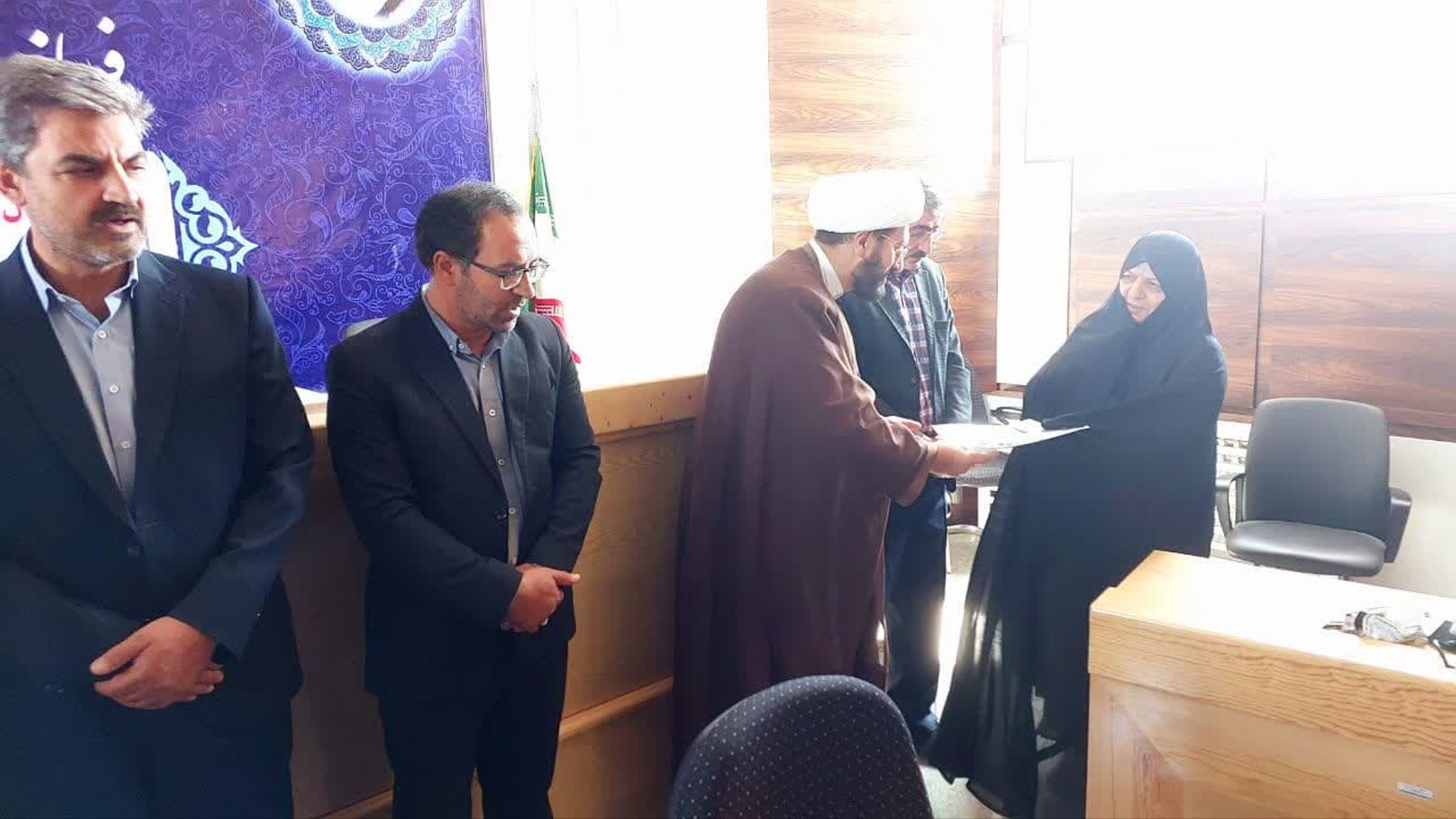 به مناسبت آستانه هفته دفاع مقدس در سالن اجتماعات فرمانداری از رزمندگان ۸ سال دفاع مقدس، رزمندگان مدافعان حرم، زنان ایثارگر اعم از مادران شهدا، همسران شهدا و جانبازان و خواهران پیشکسوت جبهه و جنگ تجلیل و  تقدیر شد.