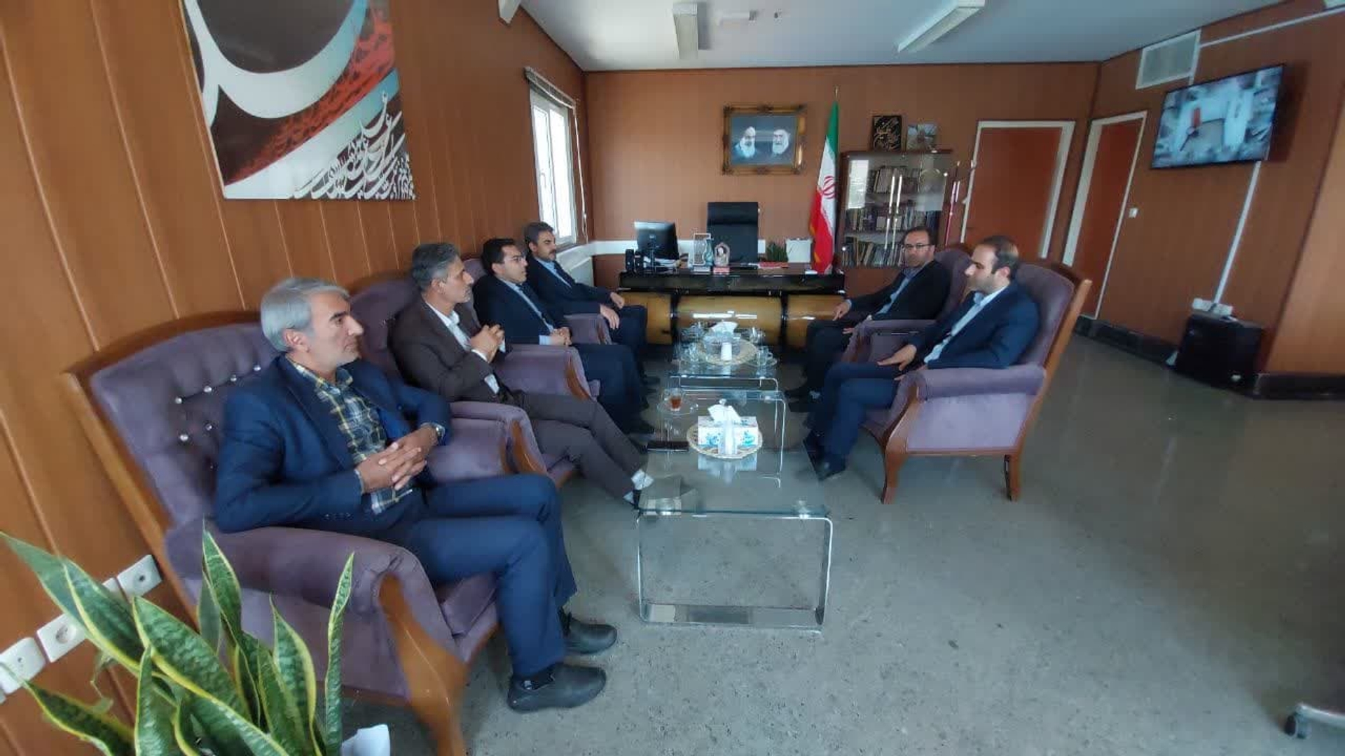 محمودی مدیر عامل شرکت توزیع نیروی برق استان مرکزی به همراه هئیت همراه به دیدار اتابکی فرماندار شهرستان تفرش در دفتر فرمانداری رفتند و روند بررسی پروژه آب هفتیان را مورد بررسی قرار دادند.