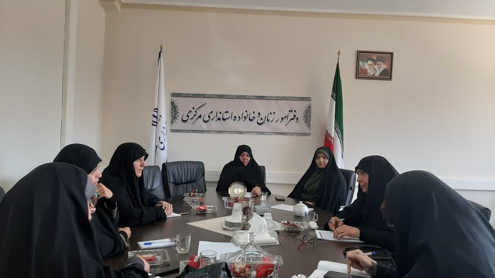 جلسه کمیته فرهنگی آموزشی  بانوان ستاد اربعین  استان  ، به ریاست  مفتح زاده مدیر کل دفتر امور بانوان  و خانواده  استانداری  مرکزی و با حضور اعضا  کمیته  در محل  دفتر امور بانوان  برگزار  گردید  .   ٣٠-٠٦-١٤٠٢