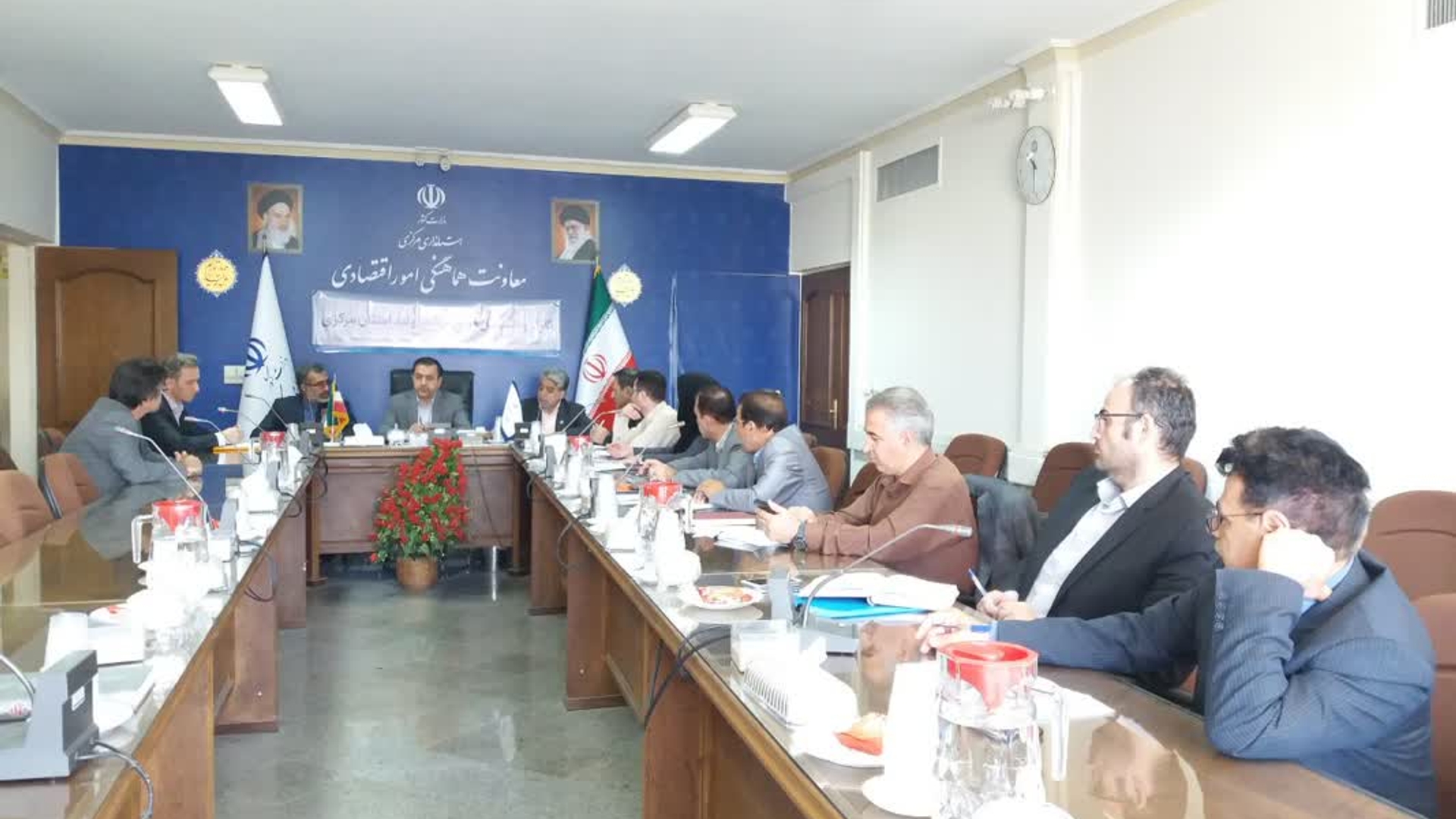 🔹نشست ستاد تسهیل و رفع موانع تولید استان مرکزی به ریاست معاون هماهنگی امور اقتصادی و توسعه منطقه‌ای استانداری مرکزی، جمعی از مدیران دستگاه‌های اجرایی، شبکه بانکی و واحد‌های تولیدی برگزار شد.

میرزاخانی، معاون استاندار:
🔸در این نشست مسائل تعدادی از تولیدکنندگان استان مورد بررسی قرار گرفت و تصمیماتی در راستای امهال تسهیلات، تقسیط بدهی‌های مالیاتی و بیمه‌ای به منظور رفع موانع تولید اتخاذ شد.

پنج شنبه ۳۰ شهریورماه ۱۴۰۲