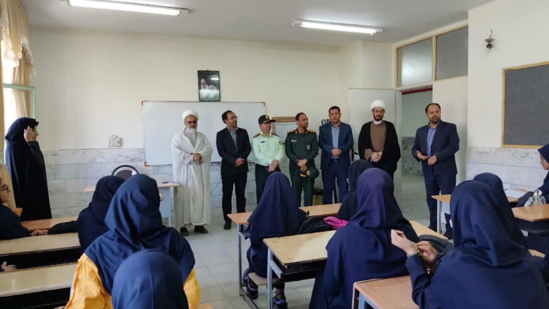 در اولین روز از شروع سال تحصیلی اتابکی سرپرست فرمانداری به همراه حجه الاسلام و المسلمین حاج آقا اجرایی امام جمعه شهرستان، درودیان بخشدار مرکزی، سرهنگ فراهانی فرمانده انتظامی شهرستان، سرهنگ هاشمی جانشین ناحیه مقاومت بسیج، حبیبی مدیر آموزش و پرورش و کرمی مدیر اداره اوقاف شهرستان از کلاس درس دانش آموزان مدرسه سرهنگ غفوری بازدید و با دانش آموزان گفتگو نمودند.