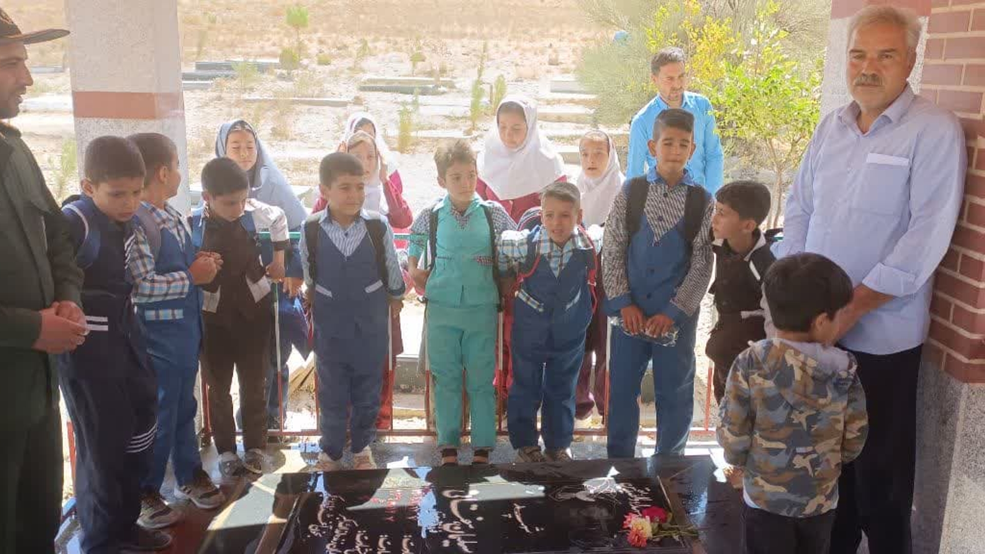 اتابکی سرپرست فرمانداری شهرستان، درودیان بخشدار مرکزی، سرهنگ هاشمی جانشین ناحیه مقاومت بسیج و جمعی از مدیران شهرستان به اتفاق دانش آموزان روستای هفتان و شورای اسلامی و خانواده شهدا با حضور در گلزار شهدای هفتان با آرمان های انقلاب اسلامی، امام راحل و شهدای گرانقدر تجدید پیمان نمودند.