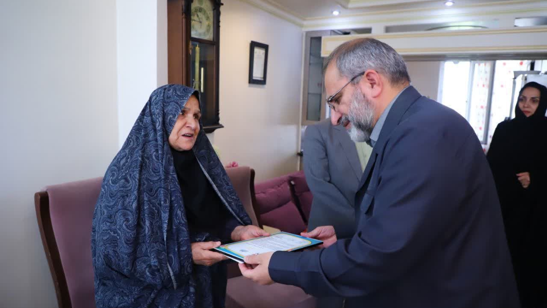 تجلیل استاندار مرکزی از مادر شهید «مسعود رضایی» در اراک