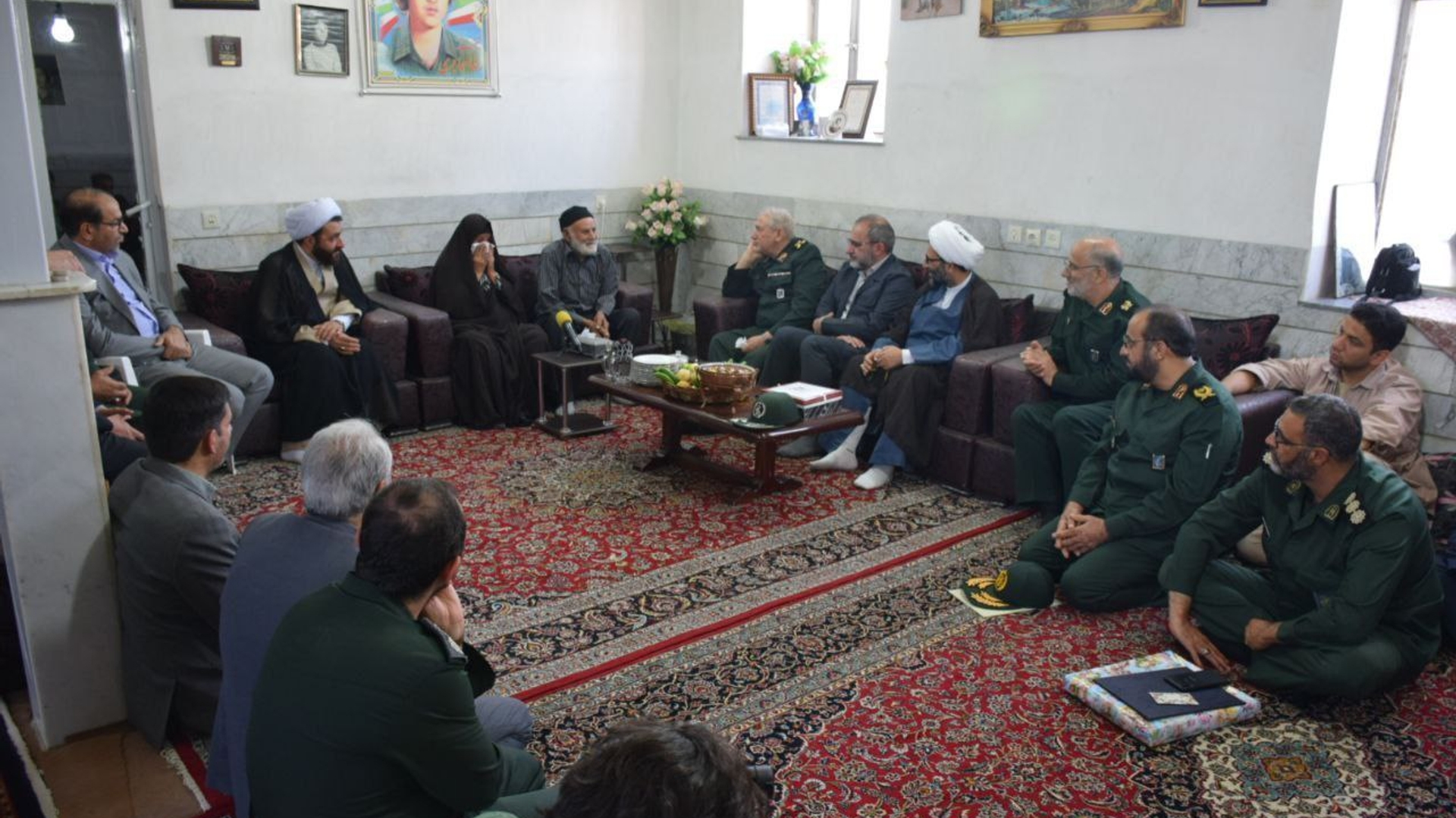 د یدار سردار سرلشگر سید یحیی رحیم صفوی دستیار و مشاور عالی فرمانده معظم کل قوا در نیروهای مسلح به همراه دکتر مخلص الائمه استاندار مرکزی با خانواده معظم شهید مهاجری