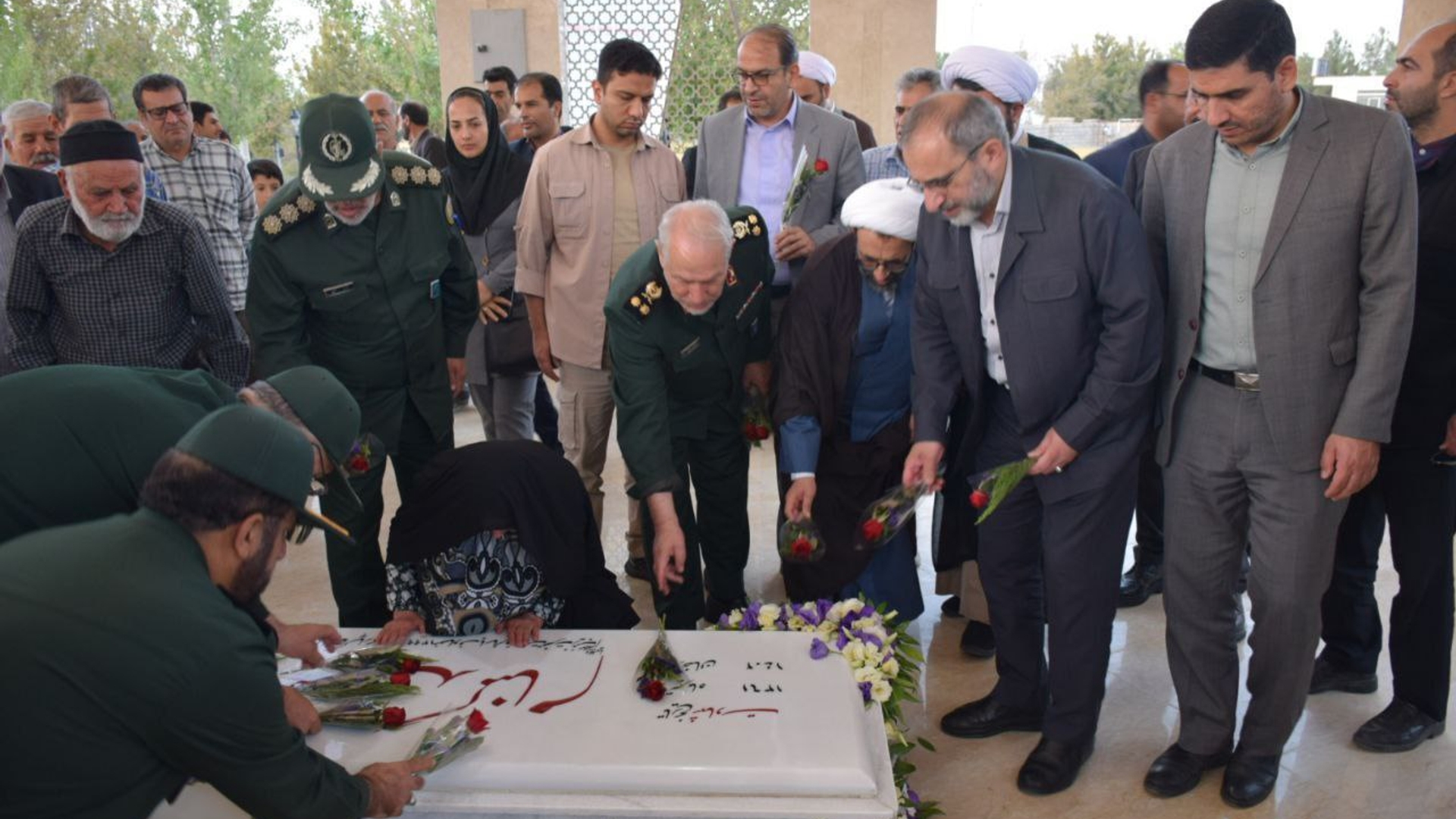 آیین رونمایی از یادمان شهید گمنام شهر نیم ور با حضور سردار سرلشکر سید یحیی رحیم صفوی دستیار و مشاور عالی فرمانده معظم کل قوا در نیروهای مسلح برگزار شد.