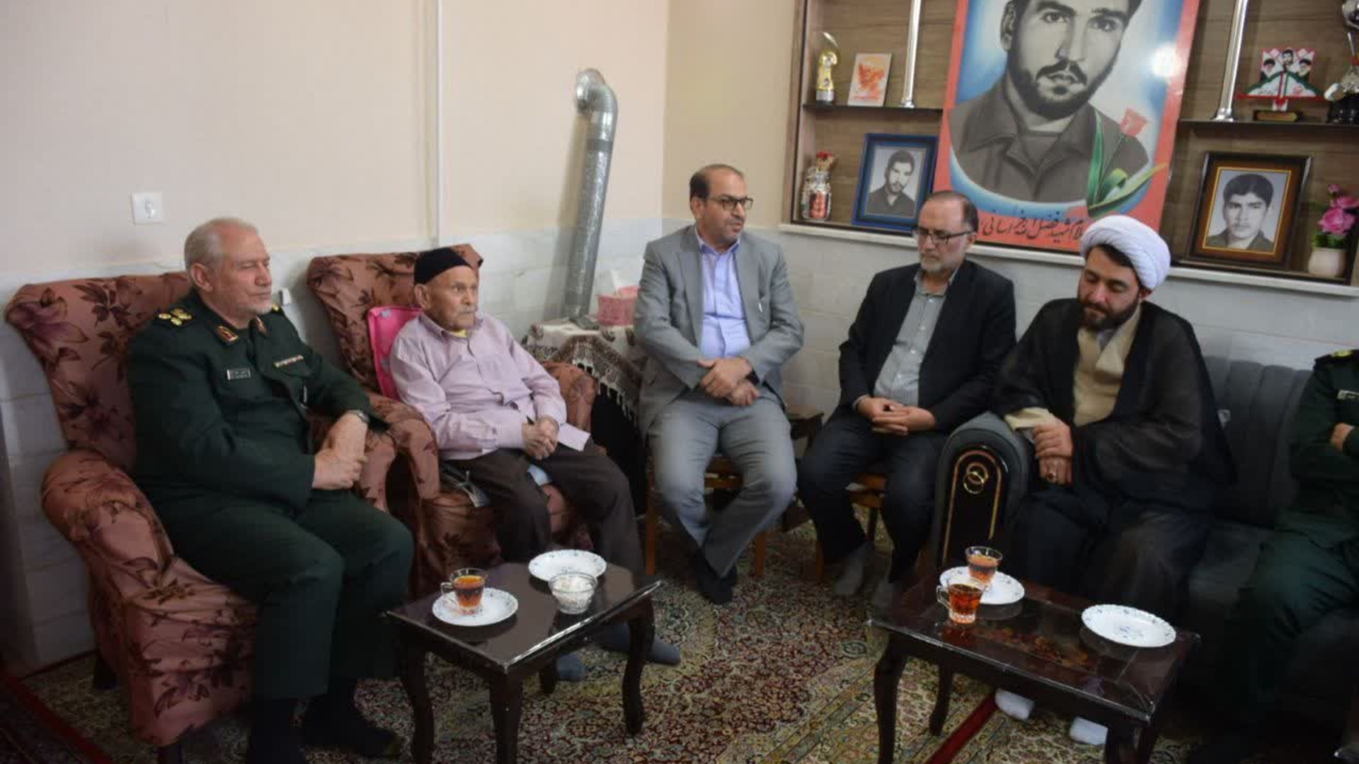 🔸️سرلشگر رحیم صفوی دستیار و مشاور عالی فرمانده معظم کل قوا و دکتر سید مجتبی آل یاسین معاون توسعه مدیریت و منابع استانداری وجمعی از مسئولین استانی و شهرستانی با حضور در منزل شهیدان ولی‌الله و فضل‌الله خراسانی، ضمن تجدید میثاق با آرمان‌های شهدا در آستانه هفته دفاع مقدس، از پدر مکرم این شهیدان والامقام تجلیل کردند.