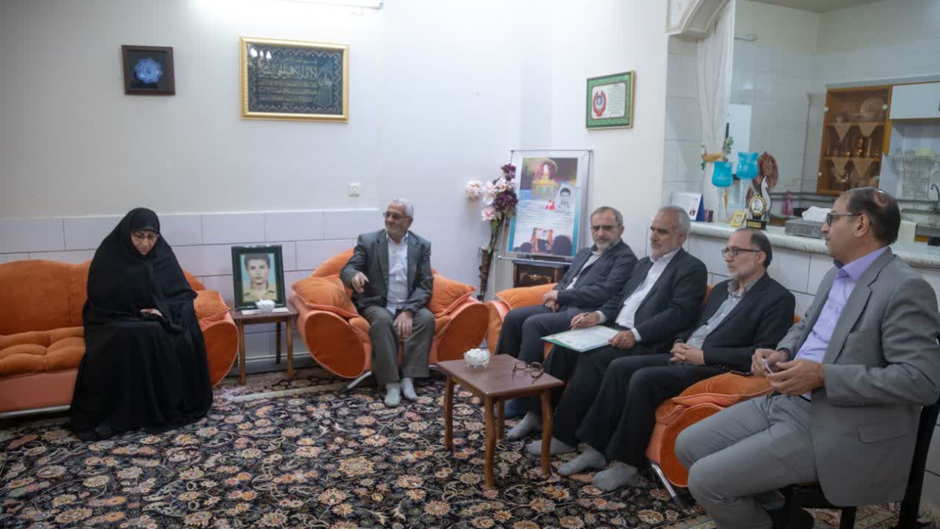 در دومین روز از هفته دفاع مقدس و همزمان با آغاز سال تحصیلی جدید،دکتر مخلص الائمه استاندار مرکزی،دکتر سید مجتبی آل یاسین معاون توسعه مدیریت و منابع استانداری و مشاور وزیر آموزش و پرورش در امور شاهد و ایثارگران و جمعی از مسئولین با حضور در منزل شهید والامقام داود حاجیان از شهدای دانش‌آموز استان مرکزی، ضمن تجدید میثاق با آرمان‌های شهدا، از صبر و بردباری خانواده معظم شهید تجلیل کردند.