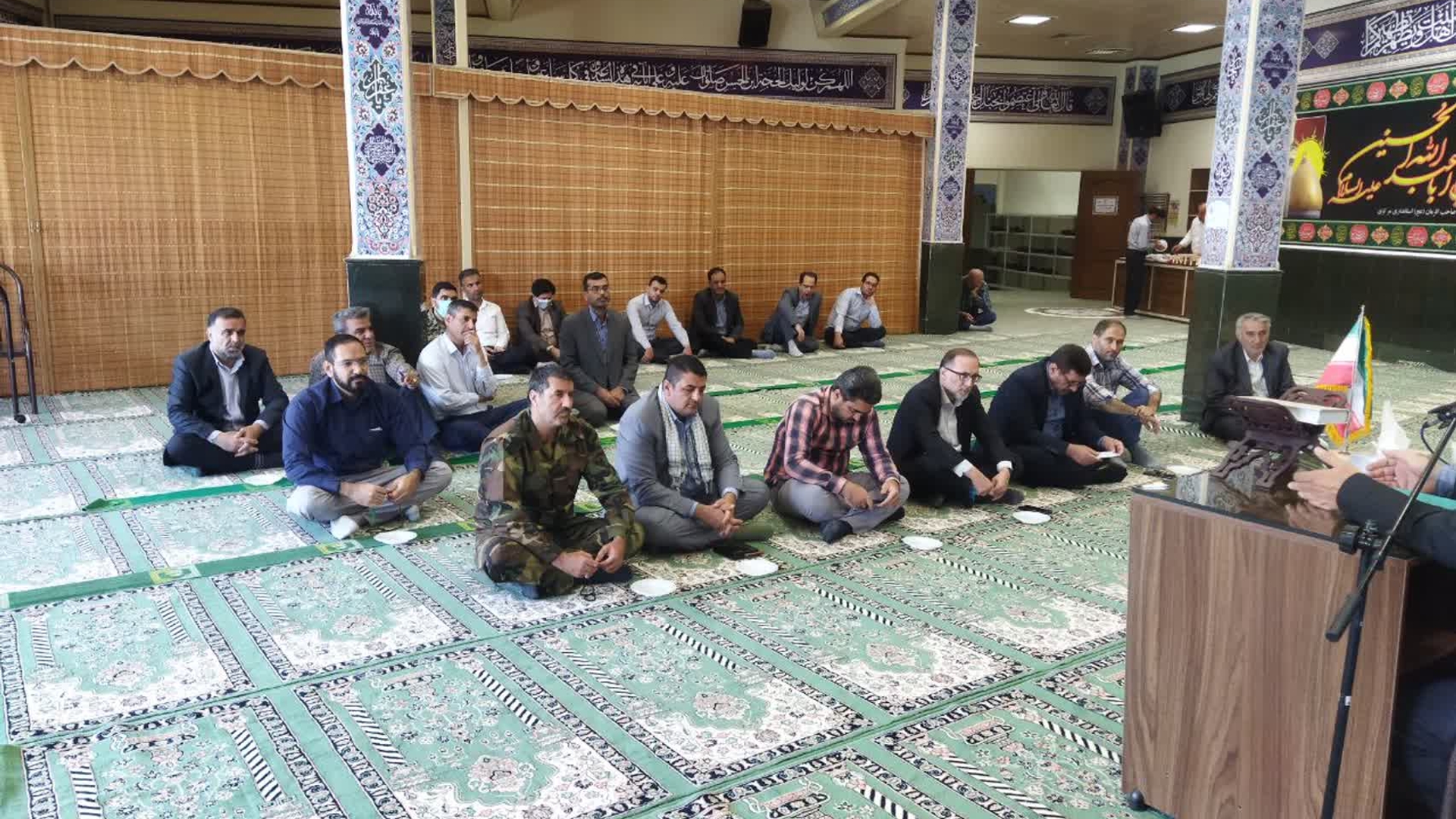 به مناسبت هفته دفاع مقدس ، نشست بصیرتی با حضور بسیجی سید مجتبی آل یاسین معاون توسعه مدیریت و منابع استاندار و همکاران  بسیجی استانداری در نمازخانه استانداری مرکزی برگزار گردید.