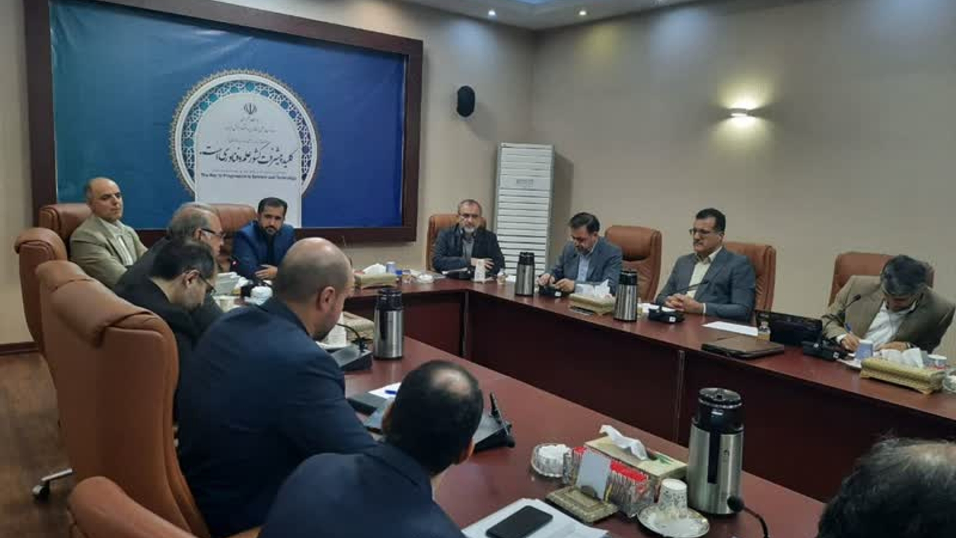 اولین جلسه شورای راهبری توافقنامه توسعه اقتصاد دانش بنیان در استان مرکزی با حضور استاندار مرکزی،معاون هماهنگی امور اقتصادی وتوسعه منطقه ای استانداری مرکزی وبه رباست معاون توسعه اقتصاد دانش بنیان معاونت علمی ،فناوری ریاست جمهوری وبا حضور جمعی از مدیران دستگاههای اجرایی استان مرکزی ومدیران ستادی معاونت علمی ریاست جمهوری در مرکز معاونت علمی ریاست جمهوری برگزار گردید.
در این جلسه ضمن تبادل نظر جهت تعیین فهرست اولیه پروژه های اولویت دار درخصوص تعیین طرحهای پیشنهادی جهت استفاده از مبلغ ۳۰۰ میلیارد ریال کمک بلاعوض معاونت علمی ریاست جمهوری به استان، جمع بندی نهایی بعمل آمده وتصمیماتی در این خصوص اتخاذ گردید.
دوشنبه ۱۴۰۲-۰۷-۰۳