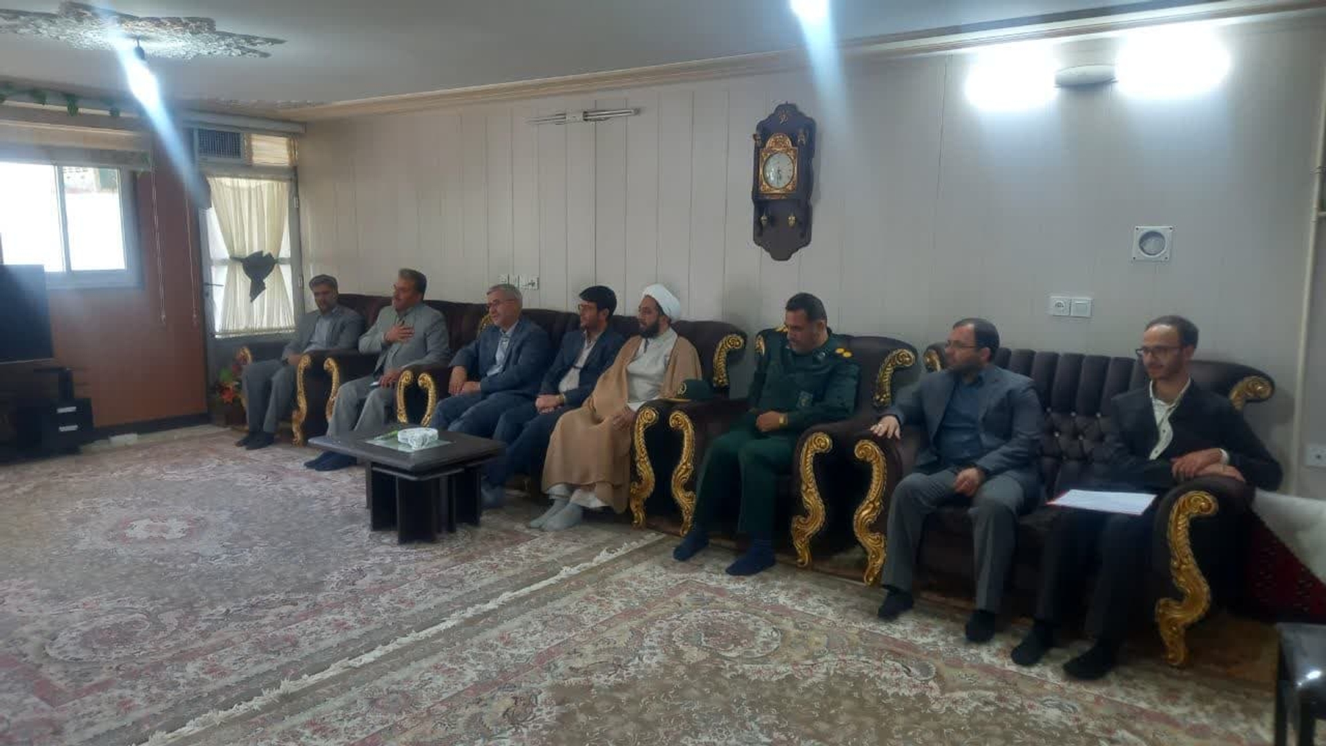 فرماندار با خانواده شهیدان سید علی و سید محمود شریفی دیدار کرد